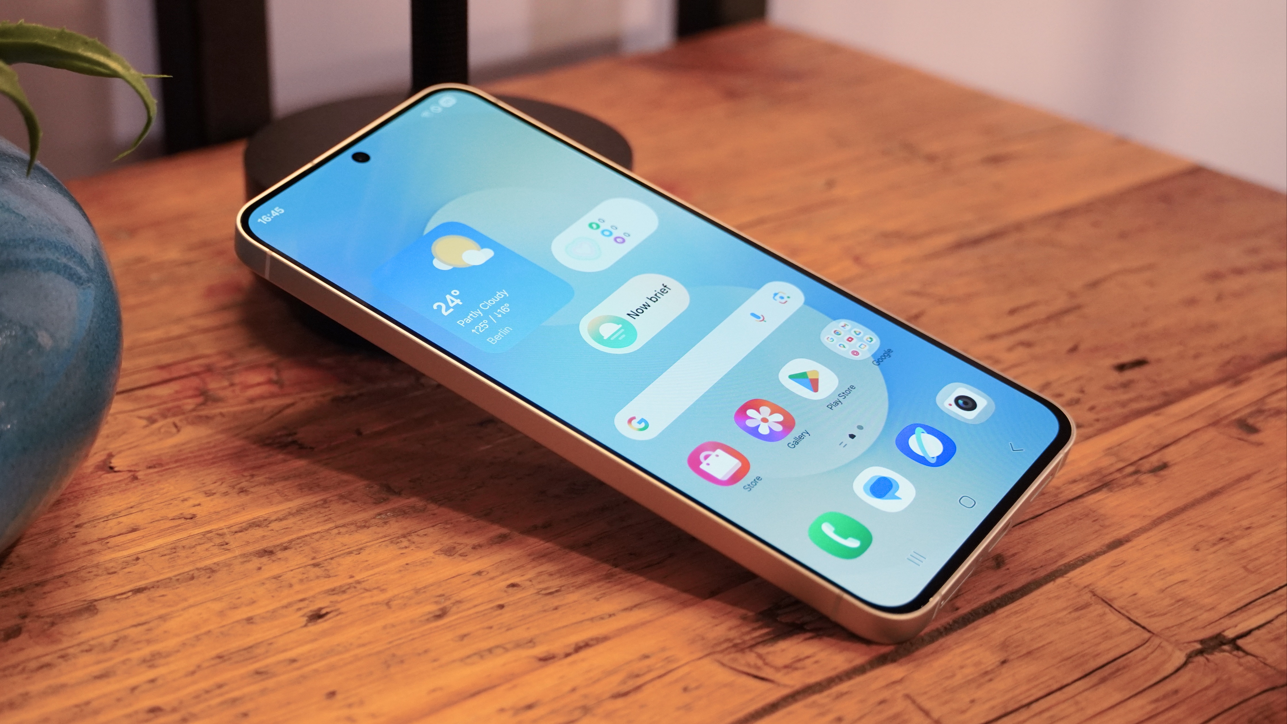 OnePlus 15R vs. Samsung Galaxy S25 FE: Two premium midrange phones, very different priorities The Samsung Galaxy S25 FE in hands-on photos.