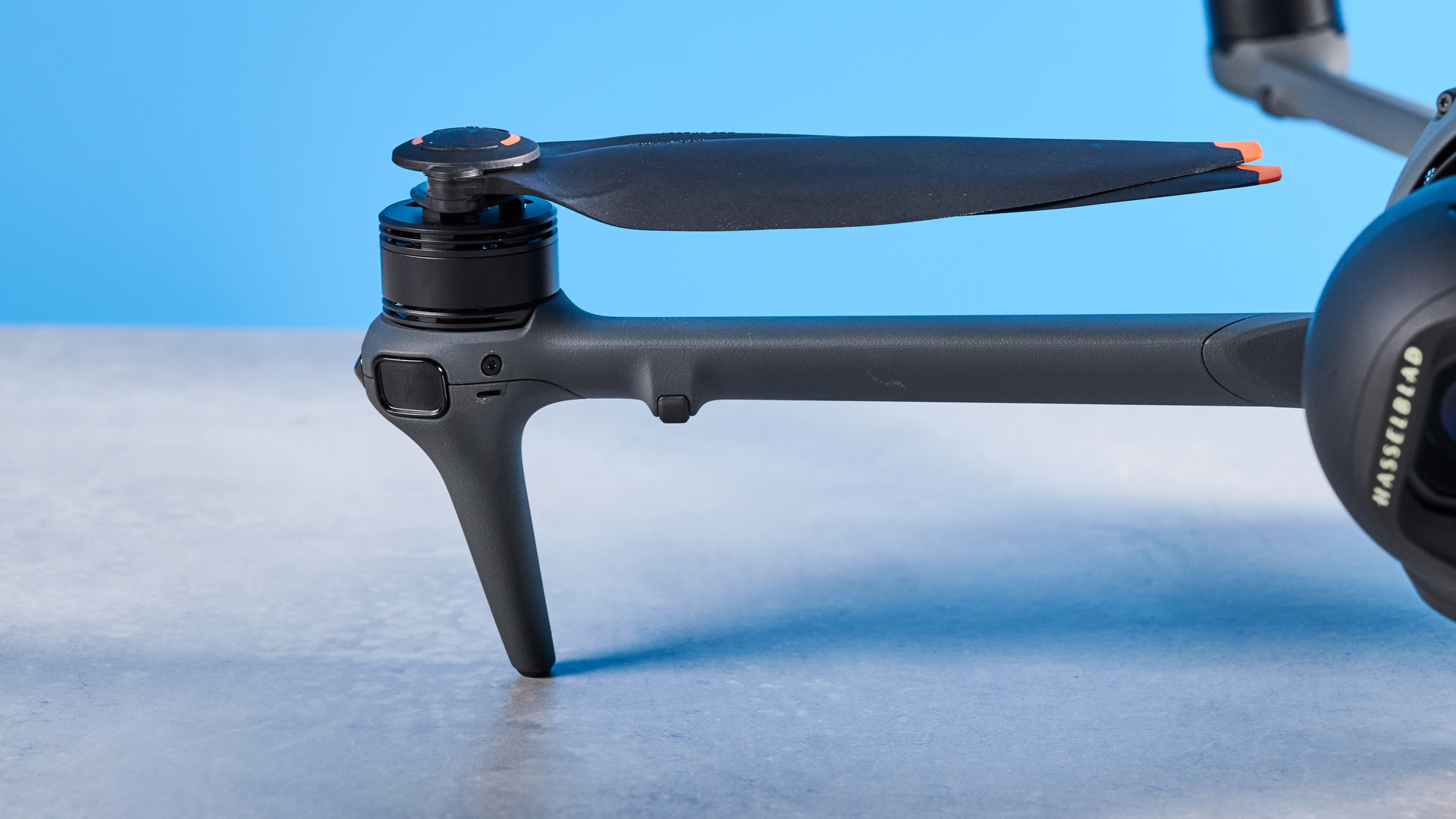 Ένα σκούρο γκρι drone DJI Mavic 4 Pro