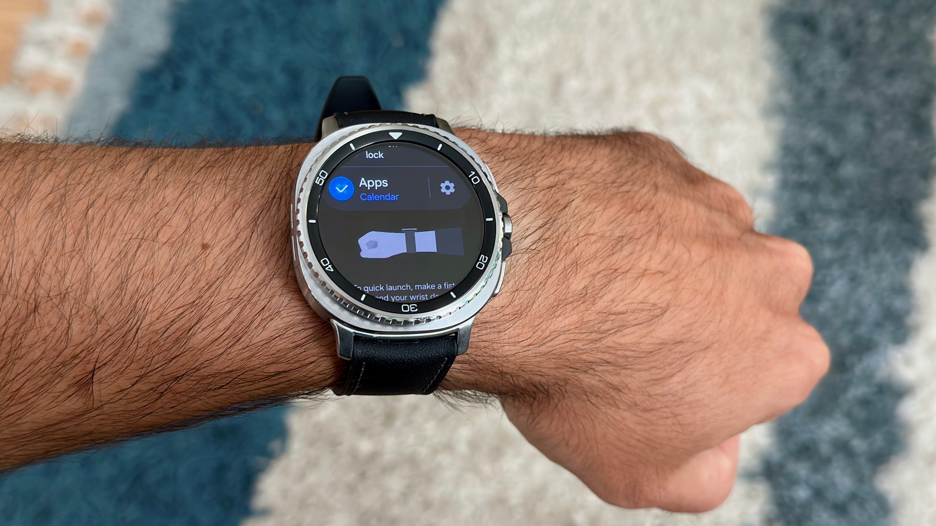 Η ενημέρωση Δεκεμβρίου Pixel Watch 4 προσθέτει χειρονομίες με το ένα χέρι και αναβαθμίζει ένα βασικό εργαλείο Gemini Η οθόνη χειρονομιών Knock Knock στο Samsung Galaxy Watch 8 Classic, που φοριέται στον καρπό κάποιου που κάνει τη χειρονομία.