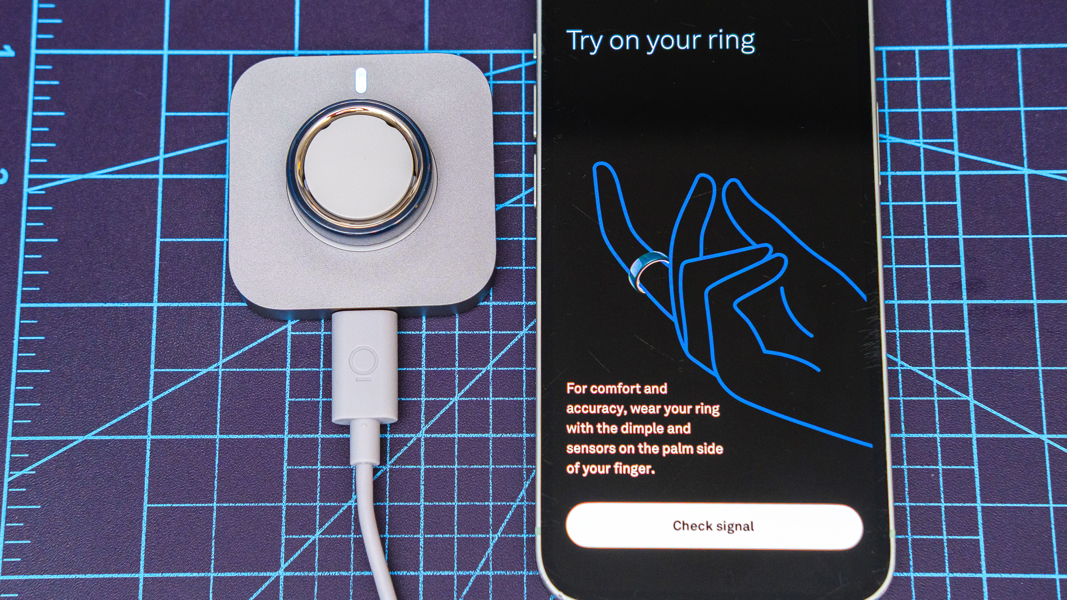 Oura Ring 4 Κεραμικό κοντινό πλάνο που δείχνει τη διαδικασία εγκατάστασης και σύζευξης χρησιμοποιώντας ένα iPhone