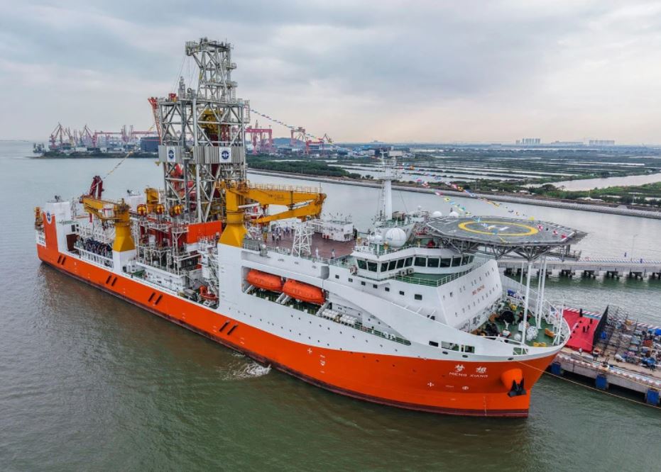 «Ανακαλύψτε τι αποκαλύπτει η Επιστήμη για το 2026 – Οι εκπλήξεις που αποκάλυψε το περιοδικό Nature!» To το κινεζικό πλωτό γεωτρύπανο Meng Xiang θα επιχειρήσει να πετύχει ρεκόρ βάθους στην πρώτη αποστολή του (Liu Dawei/Xinhua)