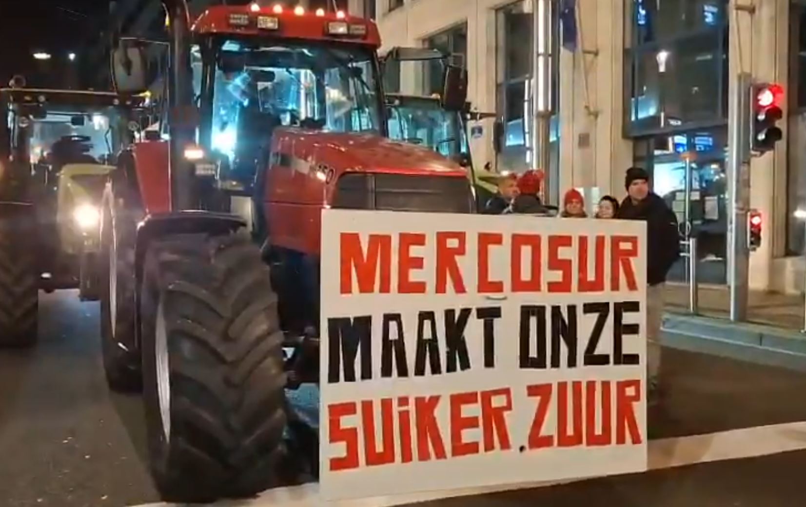 «Σκηνικό Αντίστασης: Εκατοντάδες Τρακτέρ Υποδέχονται το Ευρωπαϊκό Συμβούλιο – Τι Συμβαίνει;»