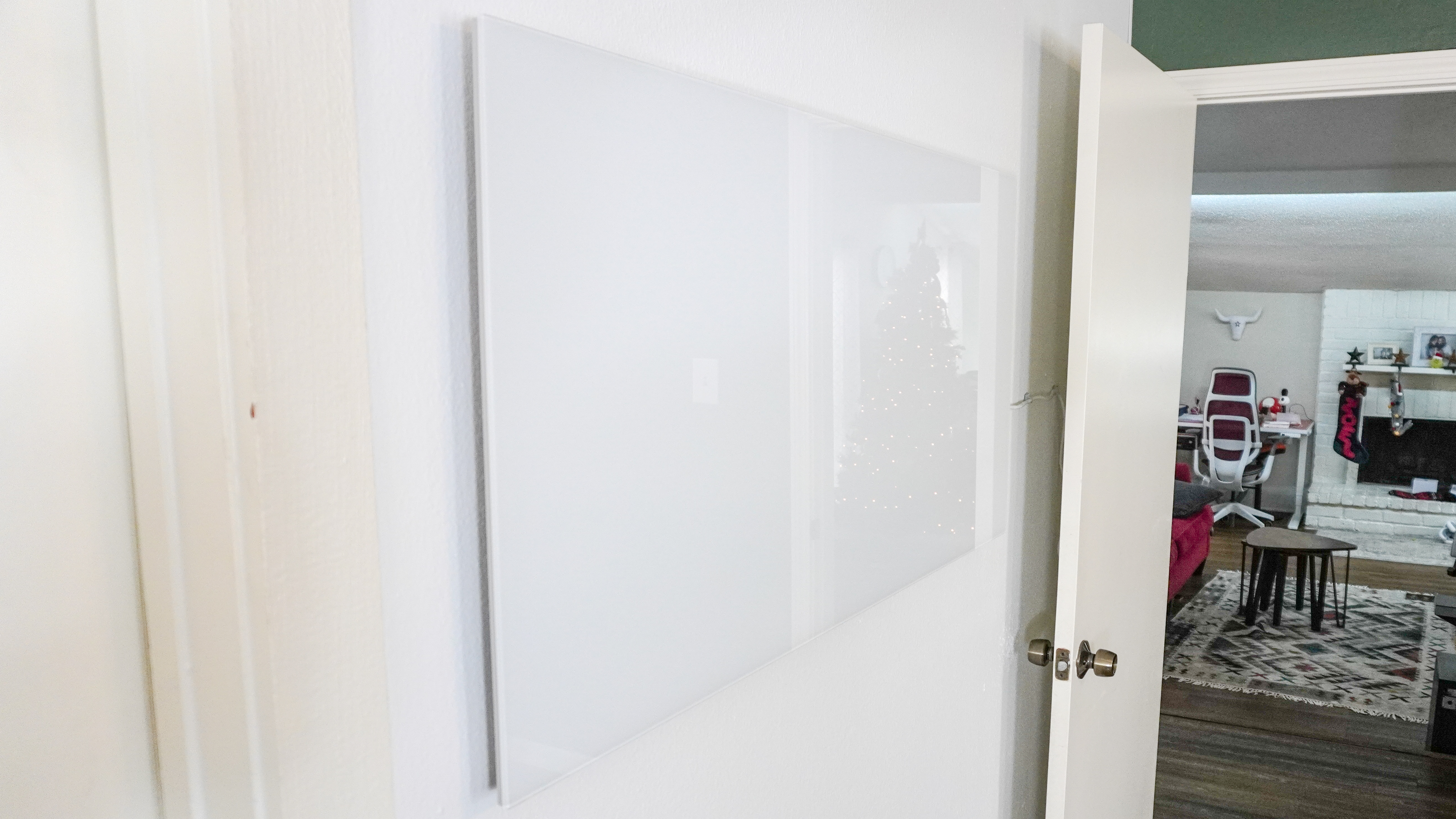 Μια πλάγια όψη της υπέρυθρης θερμάστρας Boldr Kelvin που είναι εγκατεστημένη σε έναν τοίχο