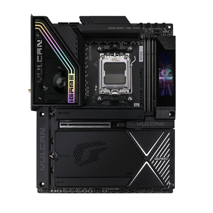 DDR5-10000, οθόνη LCD & 22-φασικό VRM Η εικόνα δείχνει μια πολύχρωμη μητρική iGame X670E VULCAN που διαθέτει υποδοχή AMD Ryzen AM5, με φωτισμό RGB σε ένα τμήμα με την ένδειξη «VULCAN» και «iGAME» και μια ψηφιακή οθόνη.