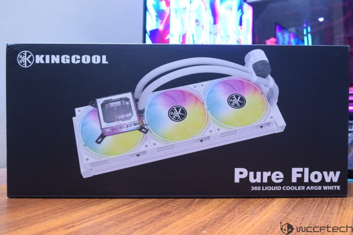 Ένα κουτί με επωνυμία KingCool που εμφανίζει το «Pure Flow 360 Liquid Cooler ARGB White» με μια εικόνα μιας μονάδας ψύξης με τριπλό ανεμιστήρα στο μπροστινό μέρος.