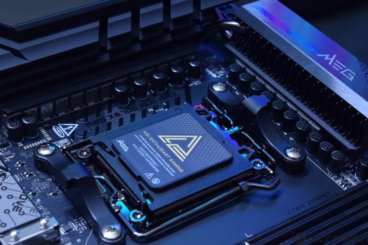 Το ACE επιστρέφει στο AM5 της AMD με Supercharged Design και Zen 6-Ready Ένα κοντινό πλάνο της μητρικής πλακέτας MSI MEG Z790 ACE MAX με το λογότυπο «MSI Enthusiast Gaming» και ένα εμφανές κείμενο «Core Boost».