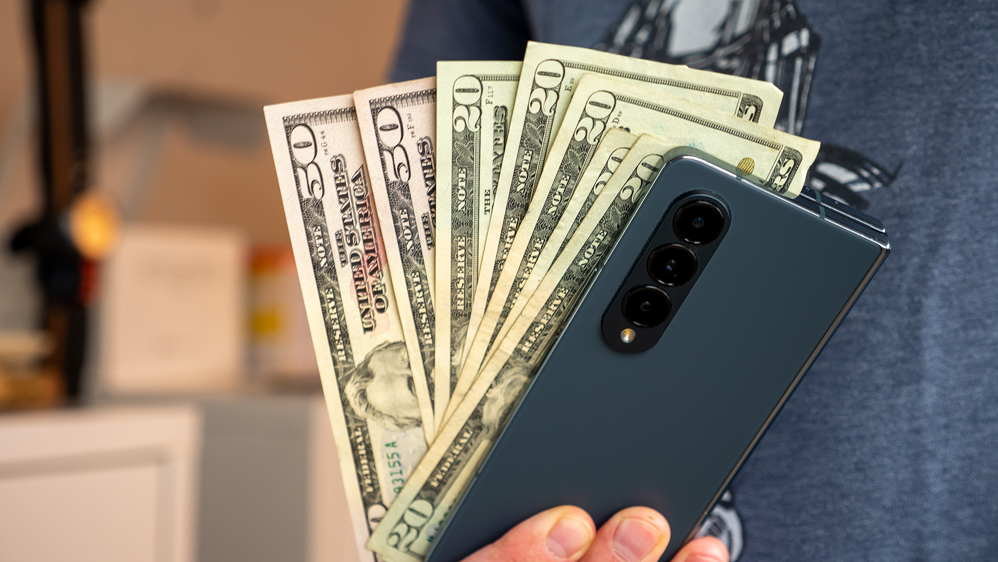 Tech Talk: Δείτε γιατί το επόμενο τηλέφωνό σας θα κοστίζει περισσότερο και γιατί τα οικονομικά τηλέφωνα μπορεί να πληγούν περισσότερο Ένα Samsung Galaxy Z Fold 4 με δολάρια ΗΠΑ