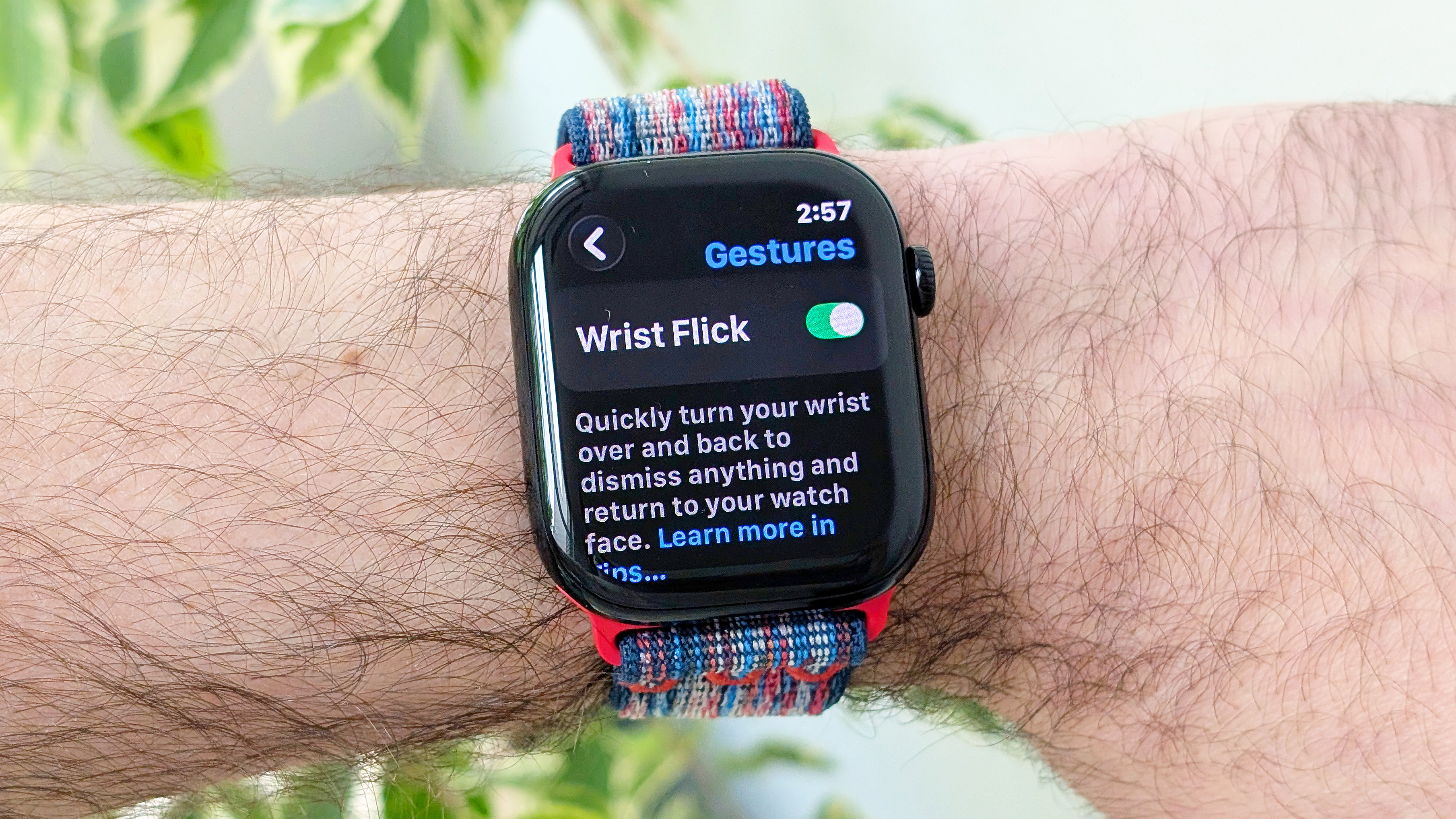 Κοντινό πλάνο του Apple Watch Series 10 στον καρπό ενός χρήστη που δείχνει τη νέα κίνηση κίνησης του καρπού που χρησιμοποιείται για την απόρριψη ειδοποιήσεων χωρίς χέρια