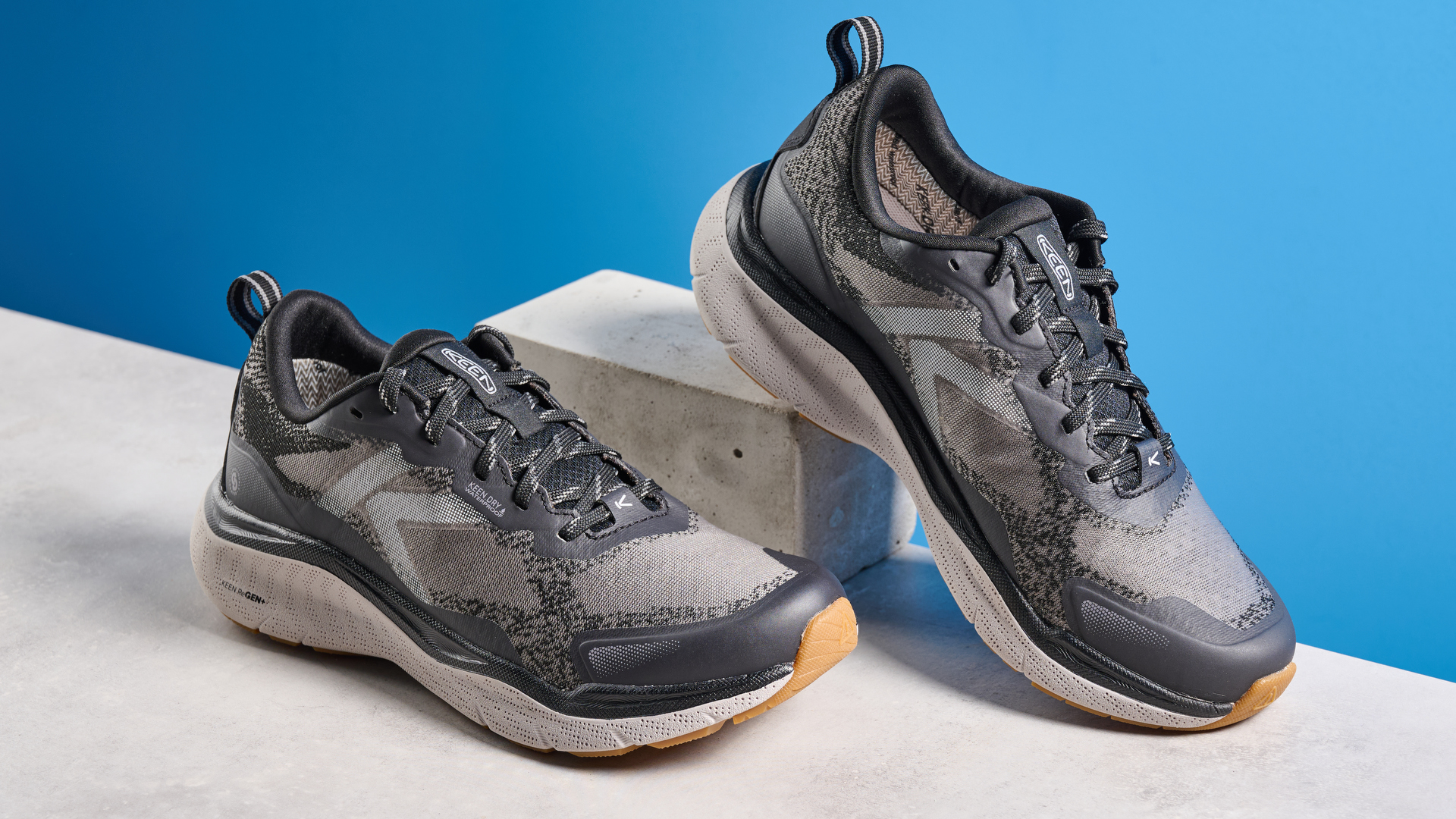 Μην κάνετε το λάθος! Δείτε γιατί τα σκληρά παπούτσια είναι απαραίτητα για το περπάτημά σας! Έντονα παπούτσια πεζοπορίας Leiki σε γκρι σχιστόλιθο