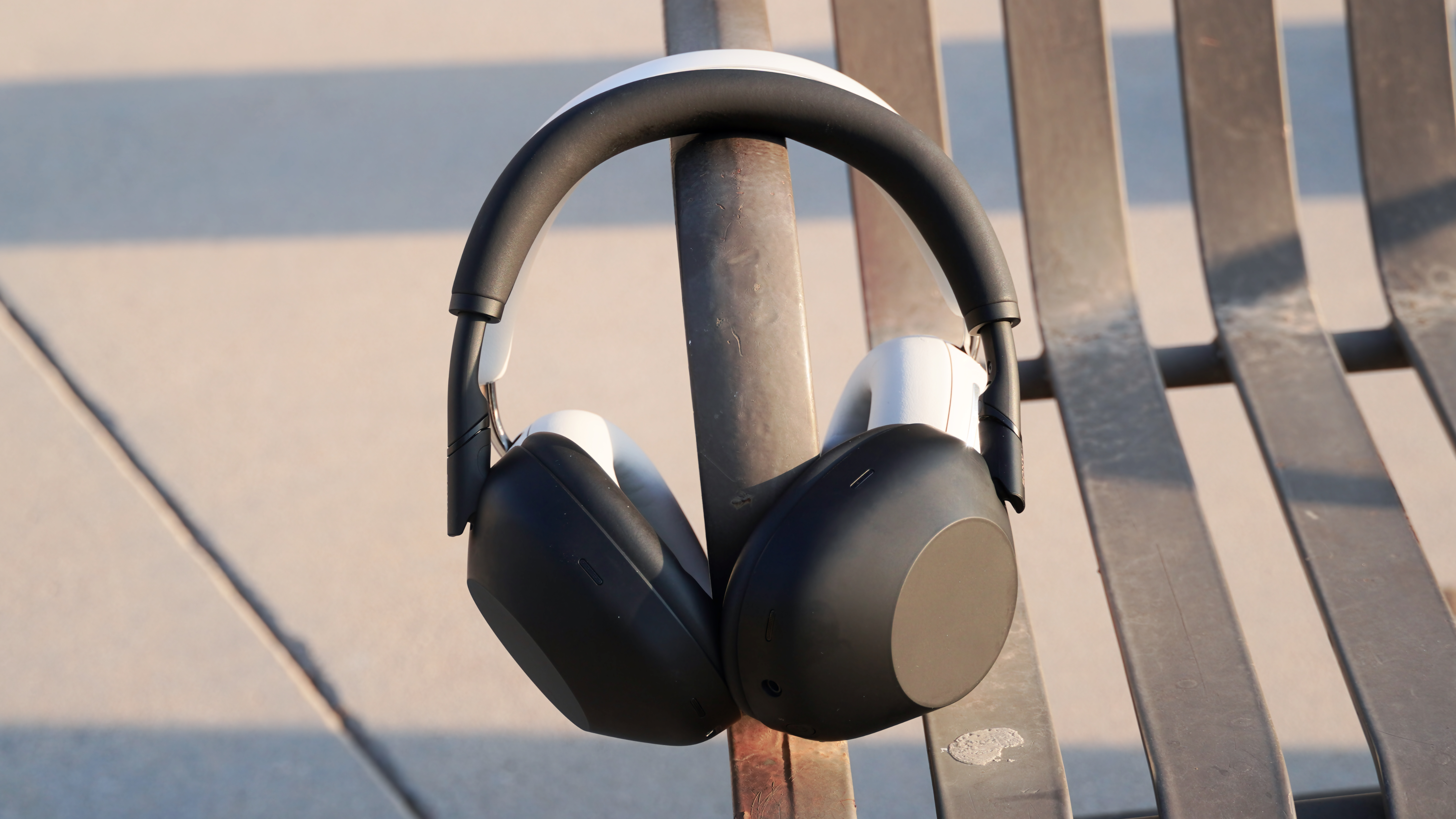 Βραβεία Android Central's Best of 2025: Τα καλύτερα τηλέφωνα, smartwatches, tablet, εφαρμογές και πολλά άλλα Το Sony WH-1000XM6 μπροστά στον Sonos Ace σε ένα παγκάκι στο πάρκο.