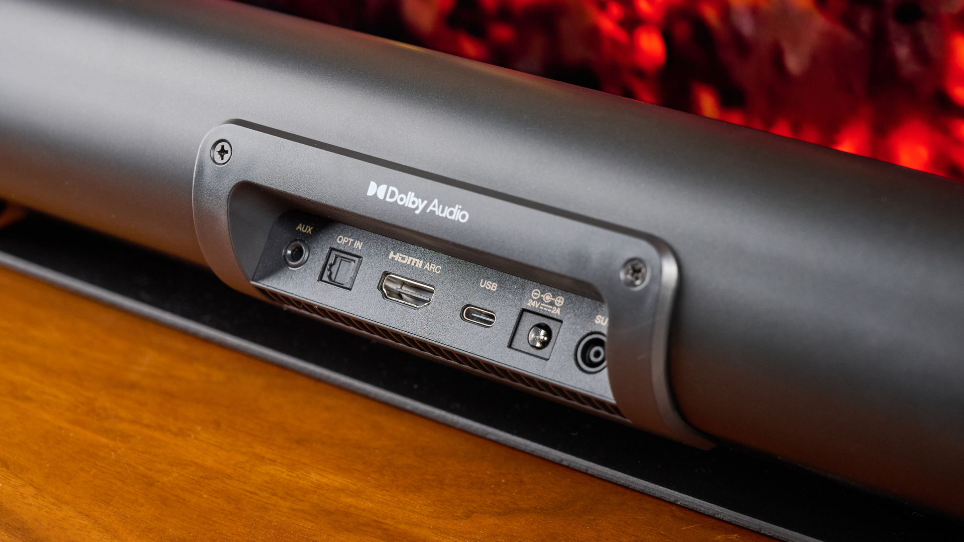 η δημιουργική μπάρα ήχου και το υπογούφερ της δημιουργικής σκηνής, ένα σύστημα οικιακού κινηματογράφου εξαιρετικά προϋπολογισμού με 2,1 κανάλια και ένα τηλεχειριστήριο που φωτογραφίζεται σε ξύλινη βάση τηλεόρασης με τηλεόραση πίσω