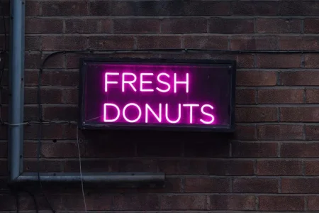 Πώς οι καθημερινές εικόνες και ήχοι μπορούν να ελέγχουν αθόρυβα τις αποφάσεις σας