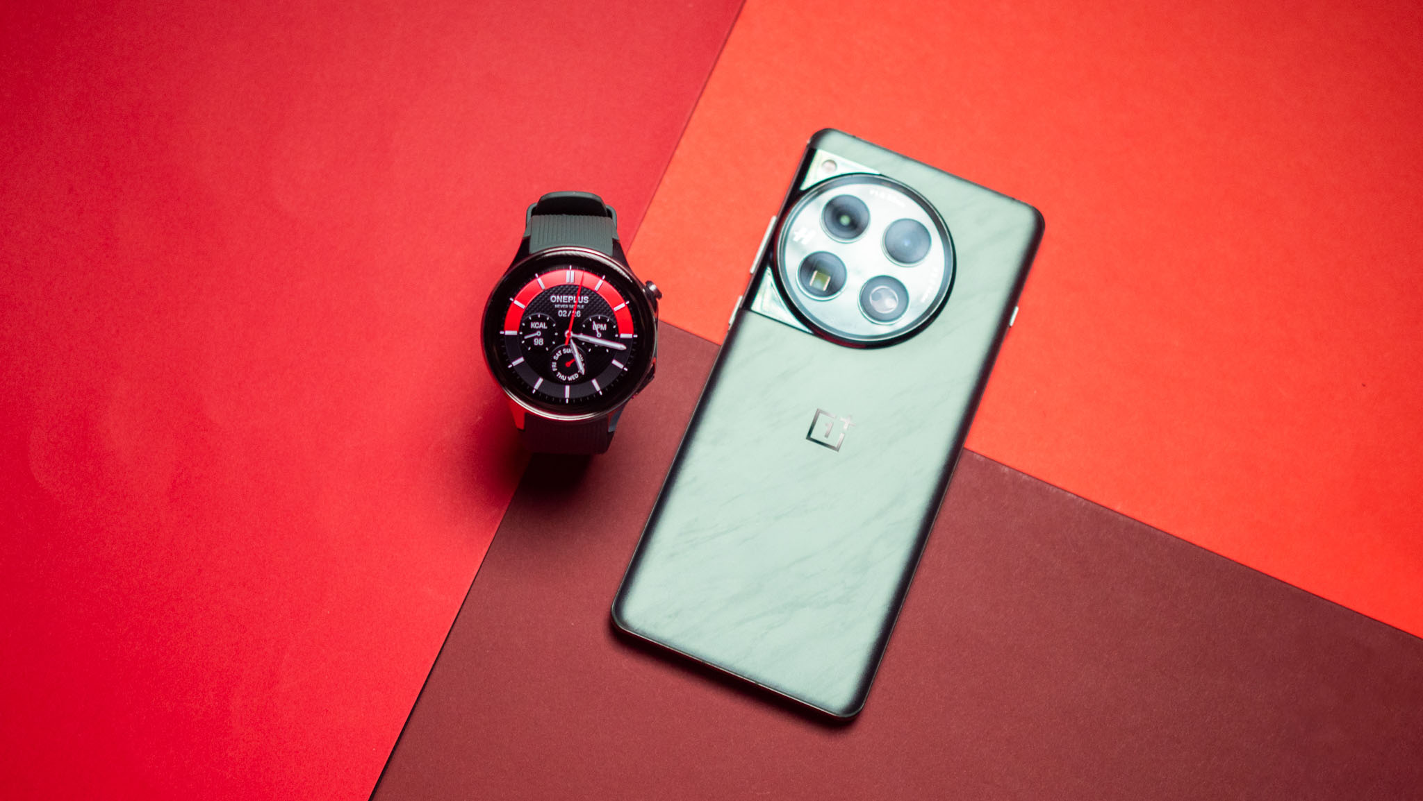 Το OnePlus Watch 2 δίπλα στο OnePlus 12