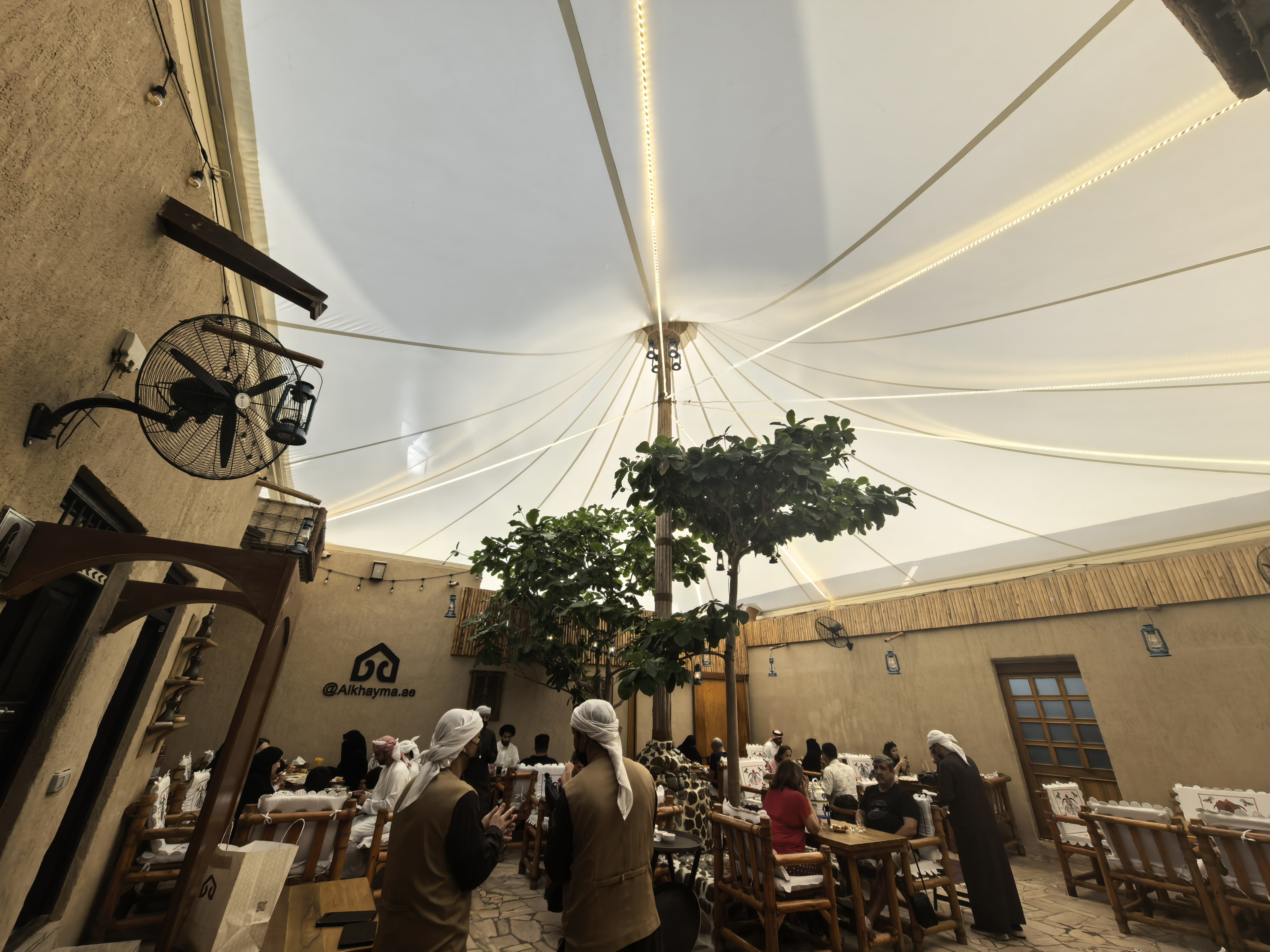 Χρησιμοποίησα το Mate X7 της Huawei για να τραβήξω φωτογραφίες από το ψηλότερο κτήριο στον κόσμο και είμαι πεπεισμένος ότι αυτό το πτυσσόμενο έχει τις καλύτερες κάμερες Δοκιμή κάμερας Huawei Mate X7 στο Ντουμπάι