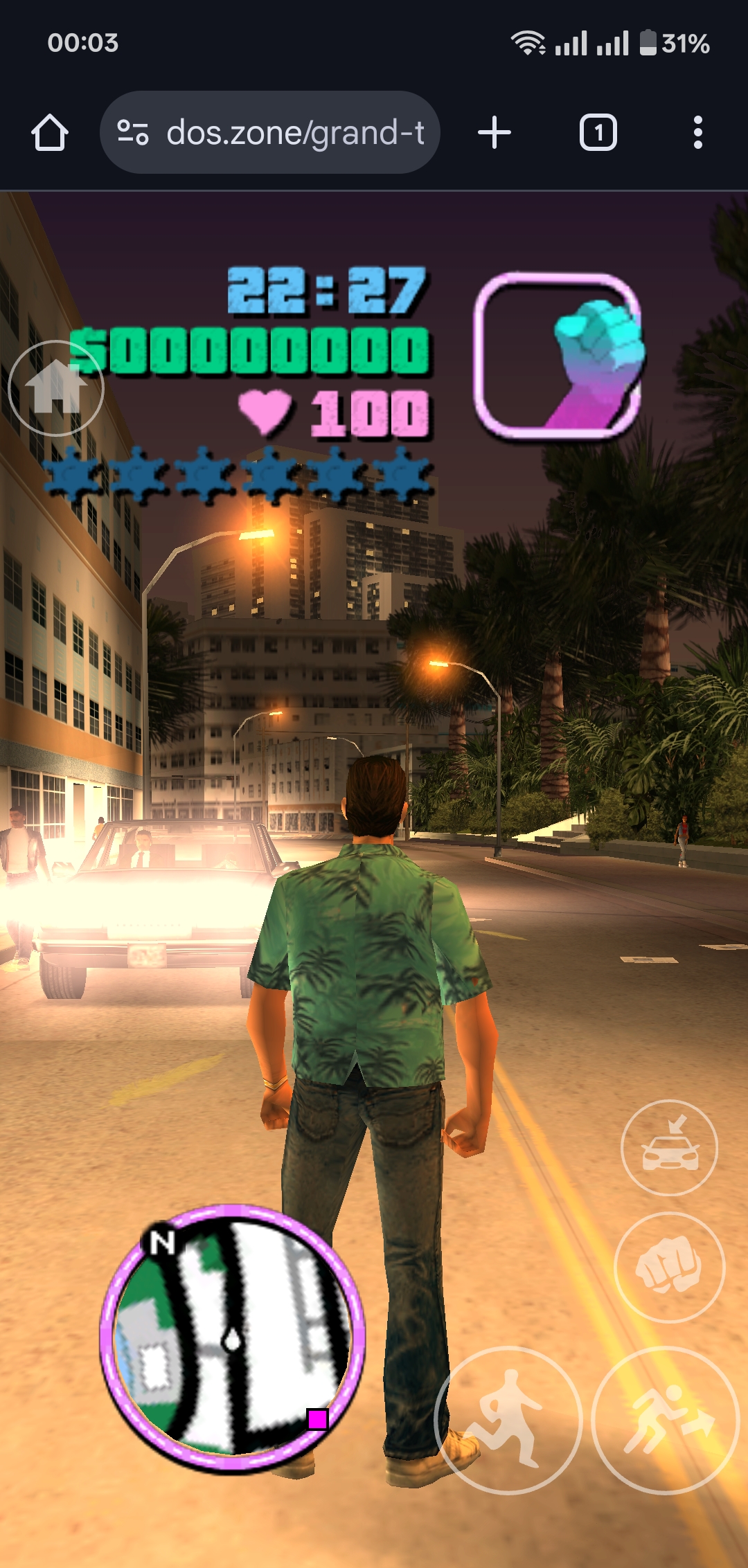 Ένας χαρακτήρας από το παιχνίδι Grand Theft Auto: Vice City περπατά σε έναν δρόμο γεμάτο φοίνικες και κτίρια τη νύχτα, με ένα heads-up display που δείχνει «22:27», «000000000$» και «100» πόντους υγείας.