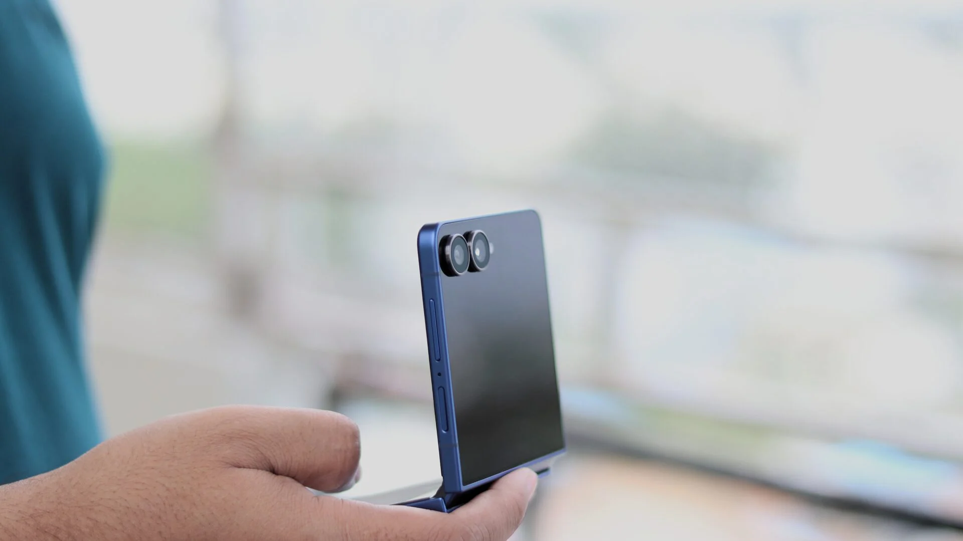 9 μέρες έμειναν για τα Χριστούγεννα: Είναι το Galaxy Z Flip 7 το πιο εορταστικό δώρο; galaxy z flip 7 κριτική 11