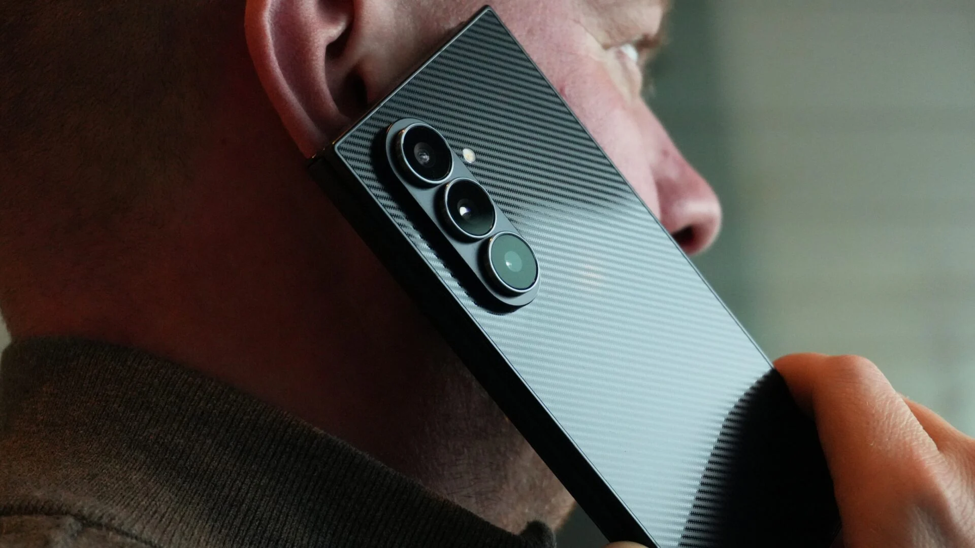 Samsung Galaxy Z TriFold hands-on galaxy z trifold σχέδιο από ανθρακονήματα