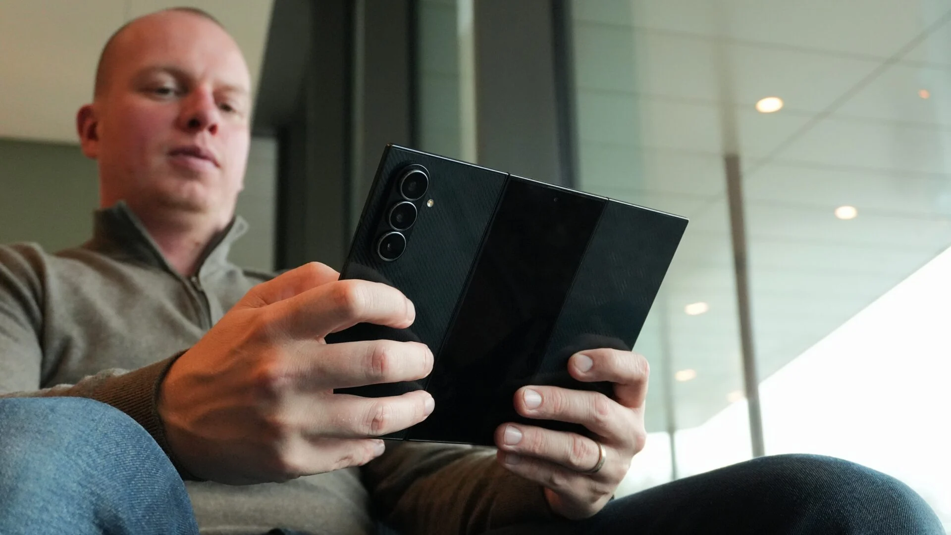 Samsung Galaxy Z TriFold hands-on galaxy z τρίπτυχο πίσω σχέδιο