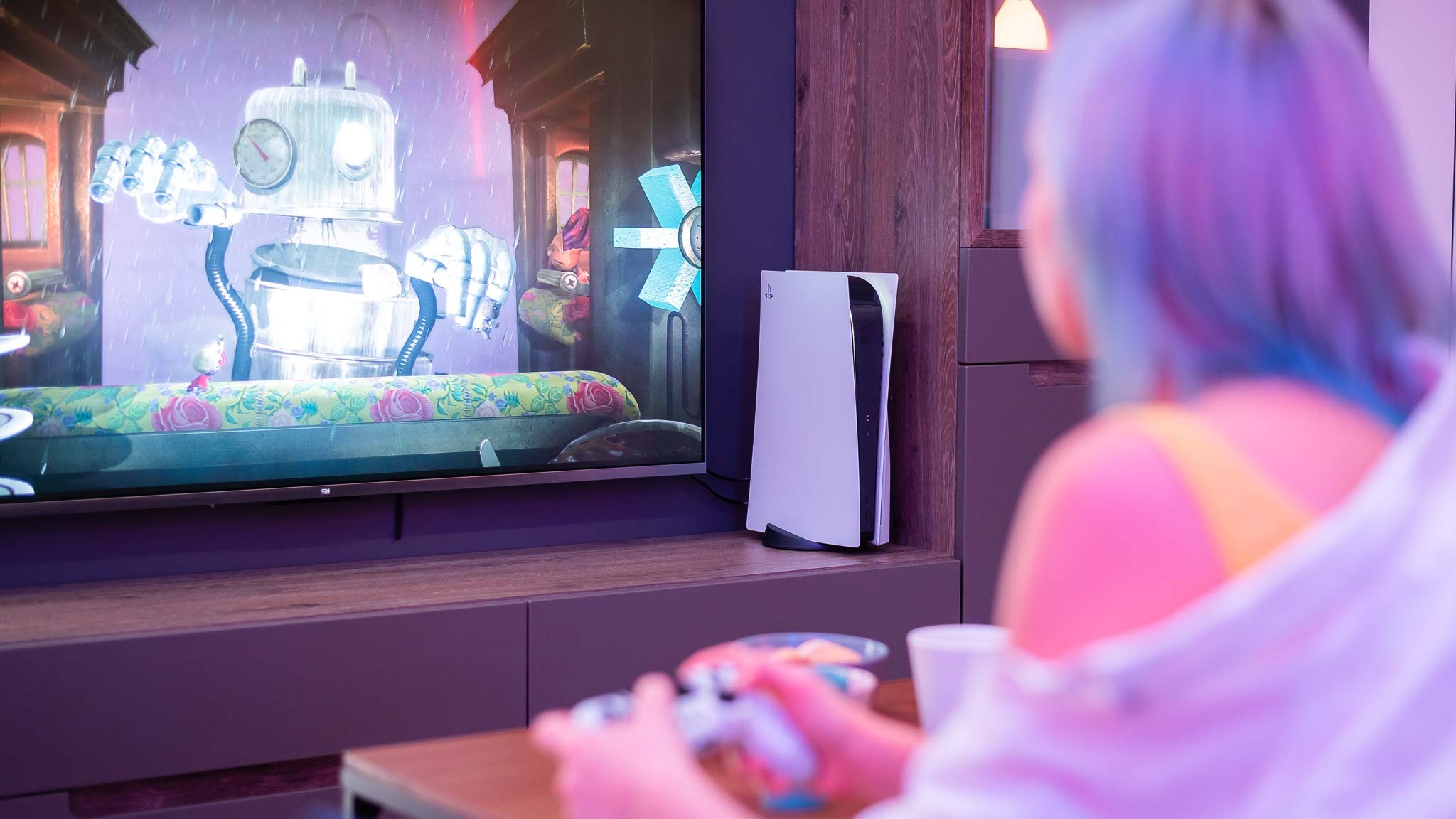 Κορίτσι που παίζει PS5