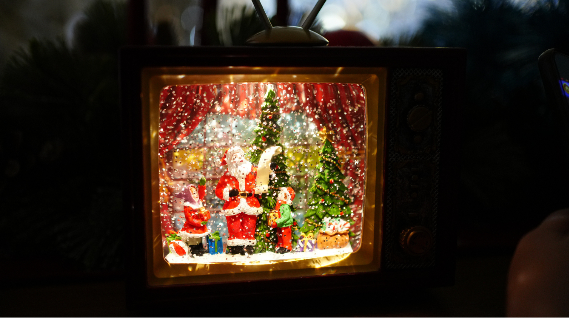 «Ανακαλύψτε τις Χριστουγεννιάτικες Διακοσμήσεις Κρεβατοκάμαρας: Ποιες Φτιάχνουν τον Ιδανικό Ύπνο και Ποιες τον Καταστρέφουν!» Χριστουγεννιάτικη διακόσμηση σε ένα σκοτεινό δωμάτιο