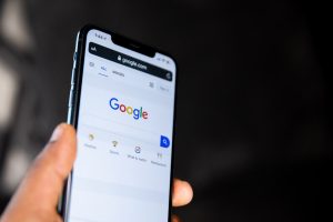 Το Google Discover δοκιμάζει επικεφαλίδες AI που ξαναγράφουν ειδήσεις με σφάλματα Το Google Discover δοκιμάζει επικεφαλίδες AI που ξαναγράφουν ειδήσεις με σφάλματα