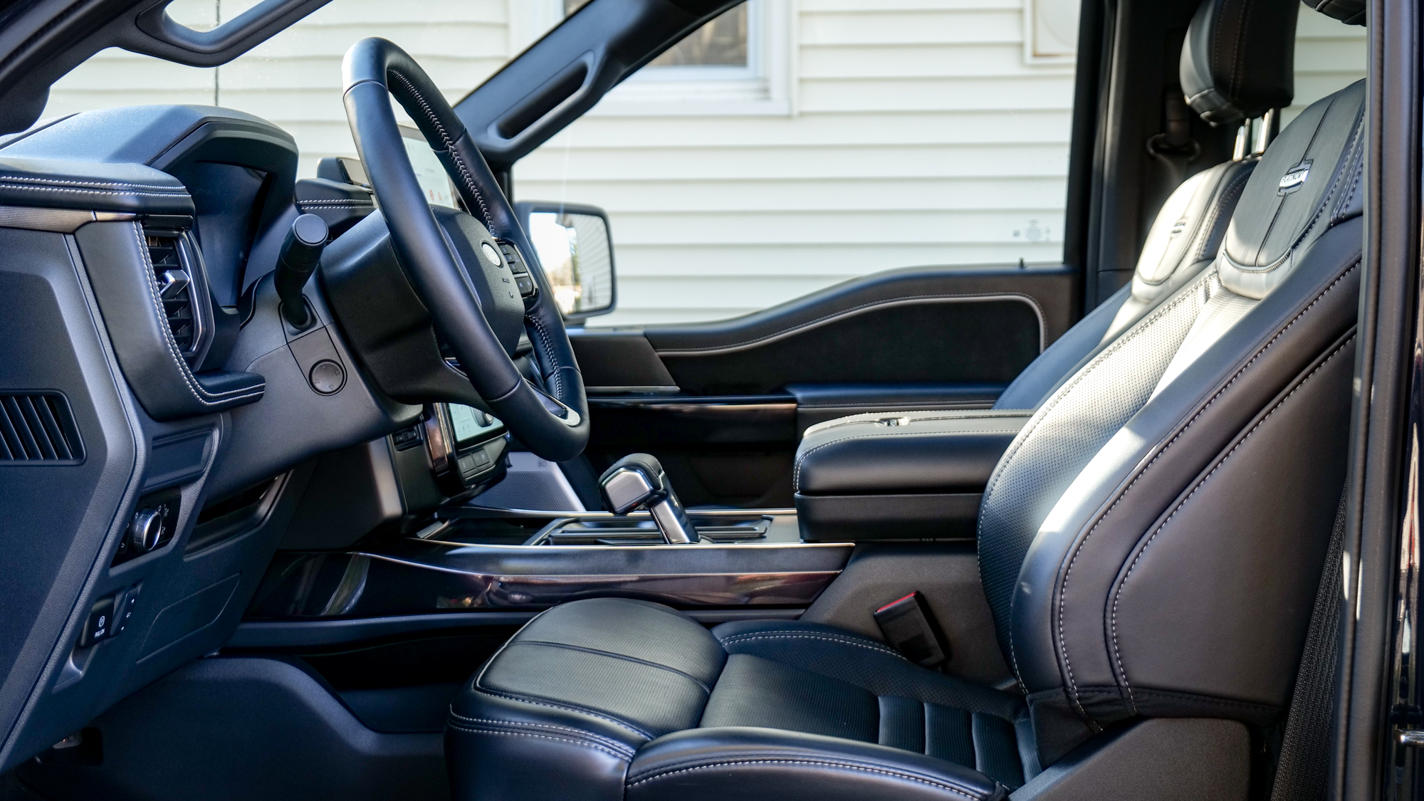 Δοκίμασα το Ford F-150 Lightning για μια εβδομάδα – Αυτό το αμιγώς ηλεκτρικό pickup θα σας αφήσει άφωνους! Μπροστινά καθίσματα Ford F-150 Lightning 2025