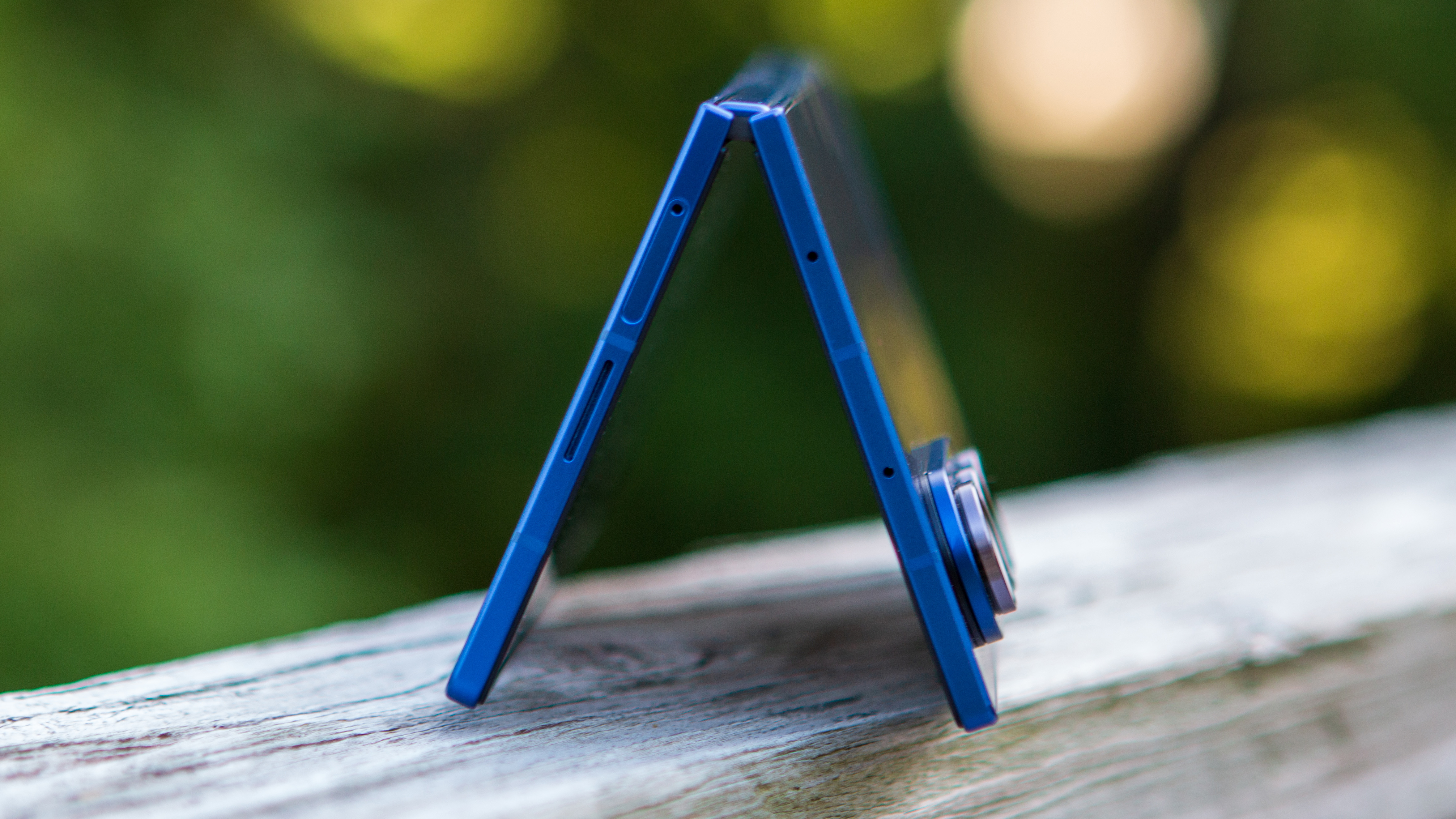 Samsung Galaxy Z TriFold εναντίον Galaxy Z Fold 7: Πτυσσόμενοι εχθροί Samsung Galaxy Z Fold 7 bridge γωνιακή όψη