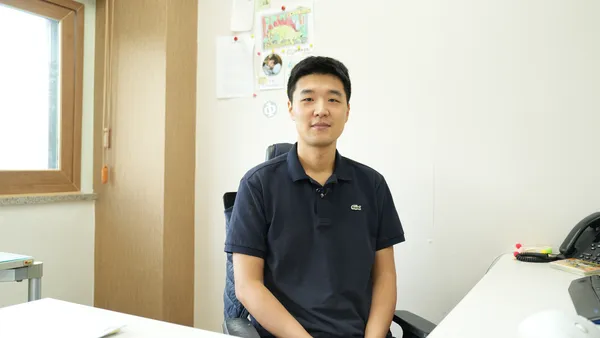 άνθρωπος στο γραφείο