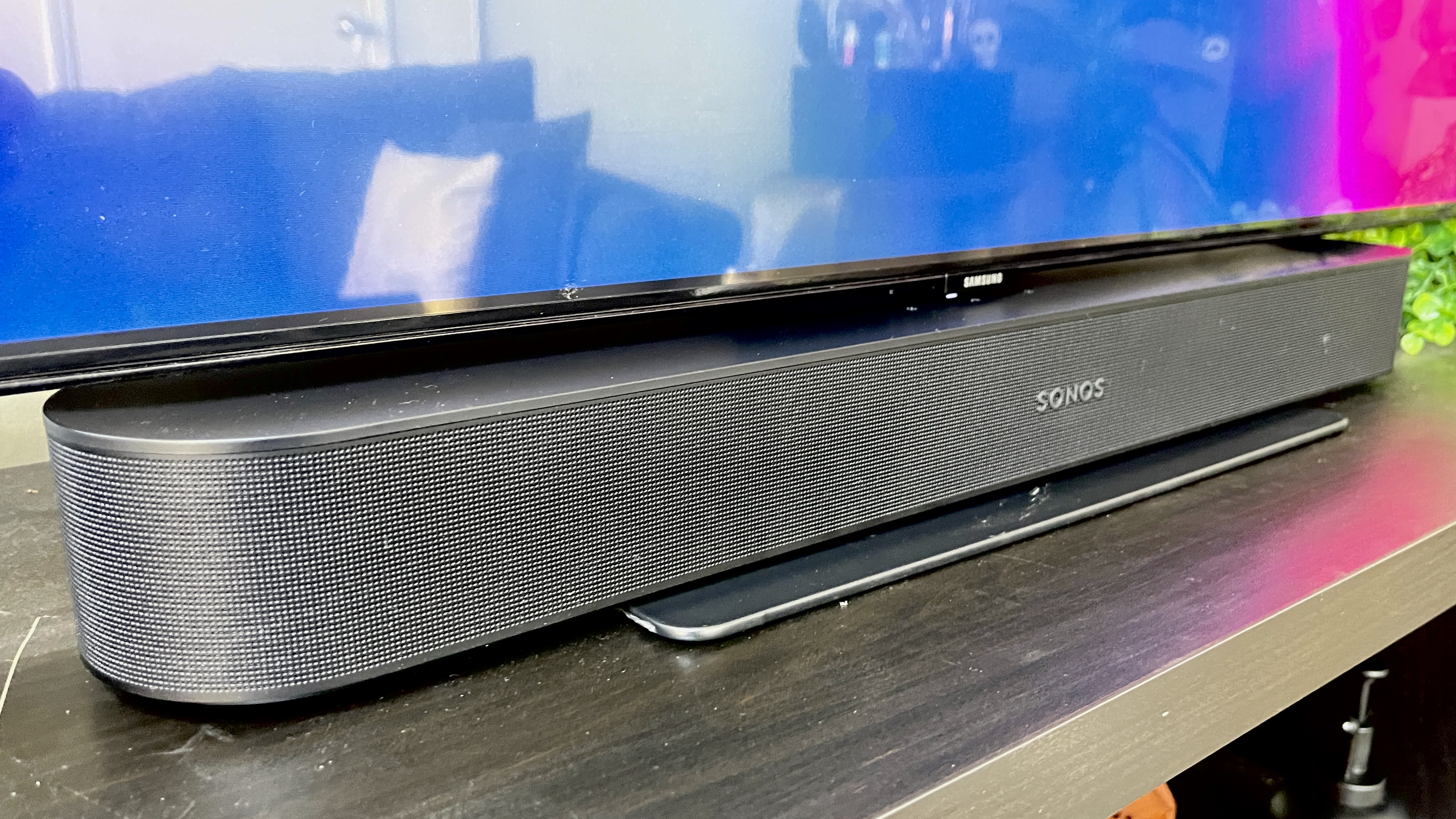 Soundbar Sonos Beam Gen 2 κάτω από την τηλεόραση Samsung Q80T QLED