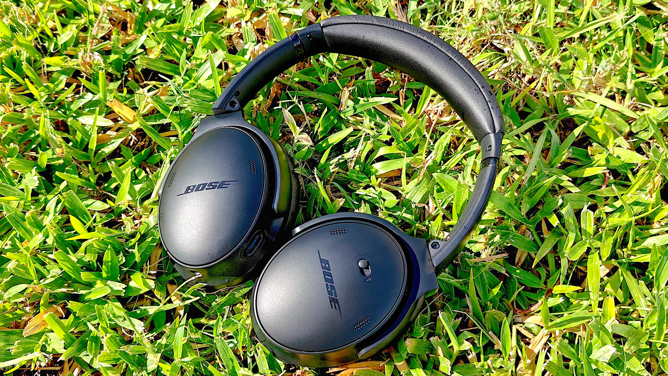 Ακουστικά Bose QuietComfort στο γρασίδι
