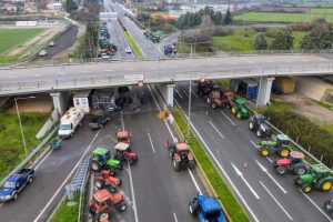 «Σοκ στη Νίκαια: Οι Αγρότες Αποκαλύπτουν τις Καυτές Αποφάσεις του Μπλόκου!»