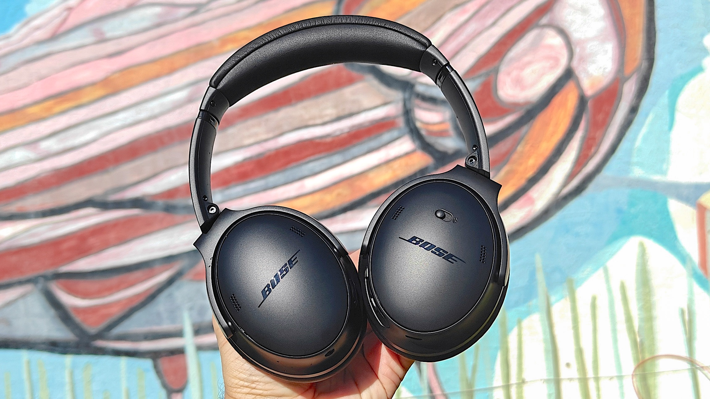 Τα ακουστικά Bose QuietComfort αντέχουν σε ένα ζωγραφισμένο φόντο