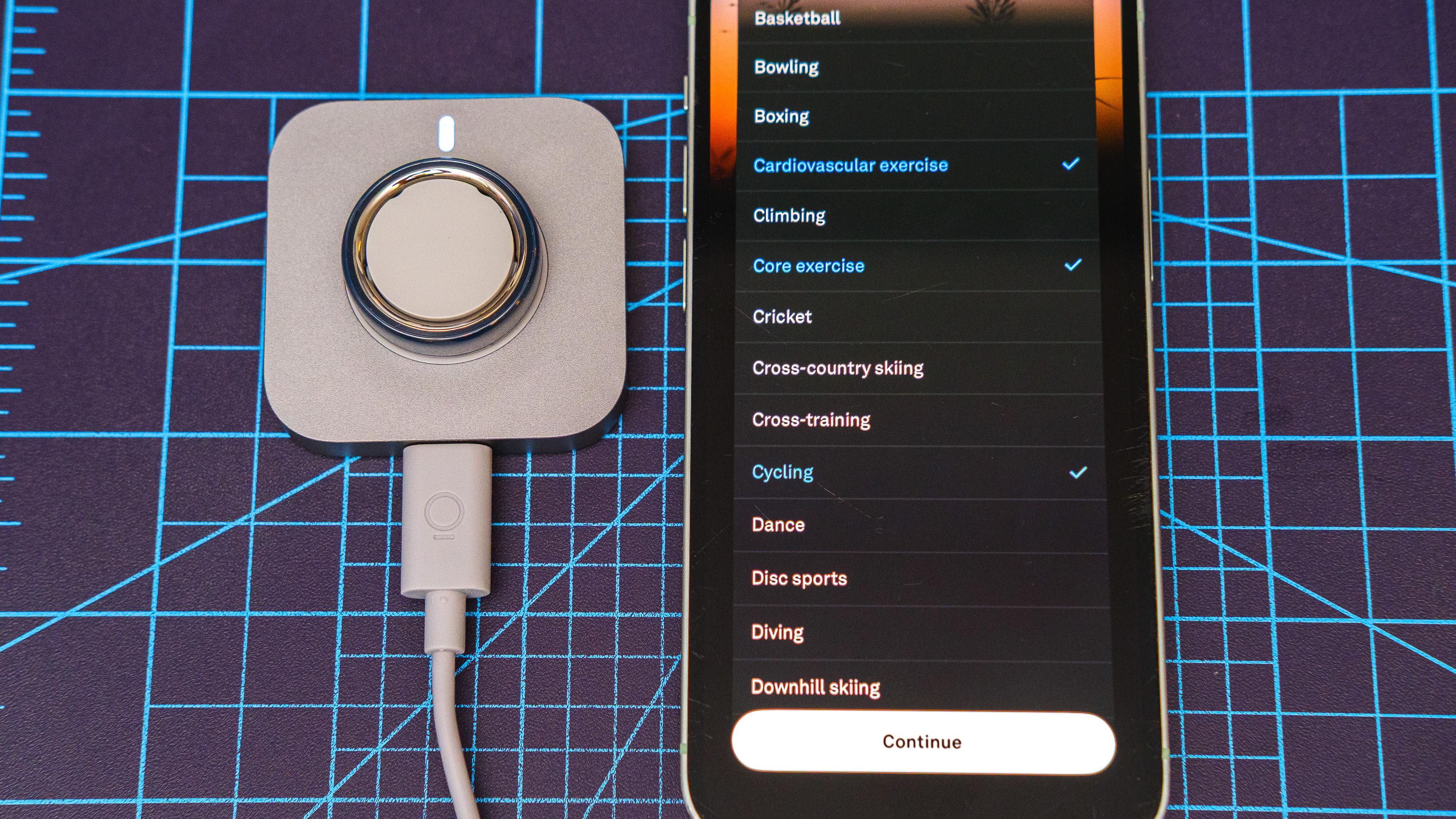 Oura Ring 4 Κεραμικό κοντινό πλάνο που δείχνει τη διαδικασία εγκατάστασης και σύζευξης χρησιμοποιώντας ένα iPhone