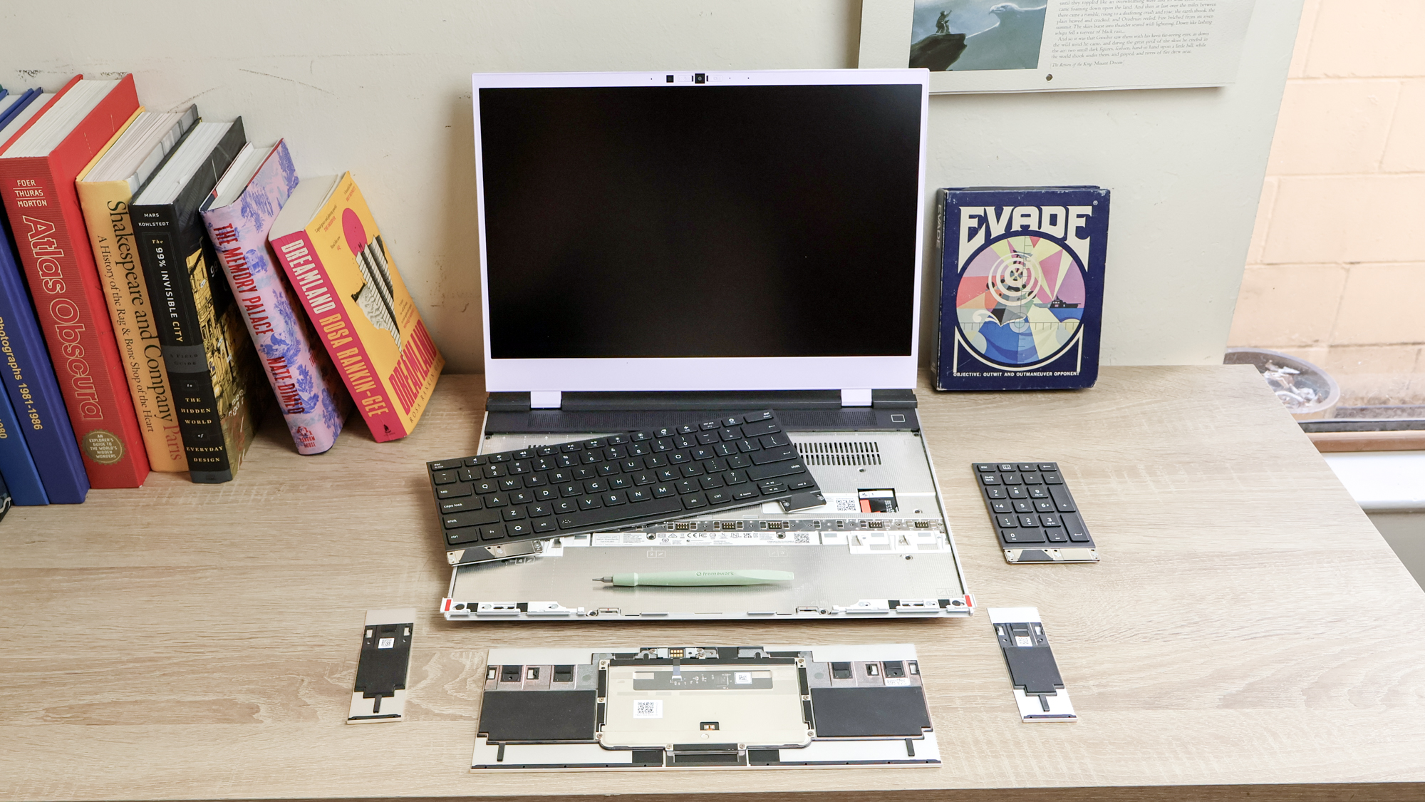 Μονάδα ελέγχου Framework Laptop 16 (2025) σε τραπέζι