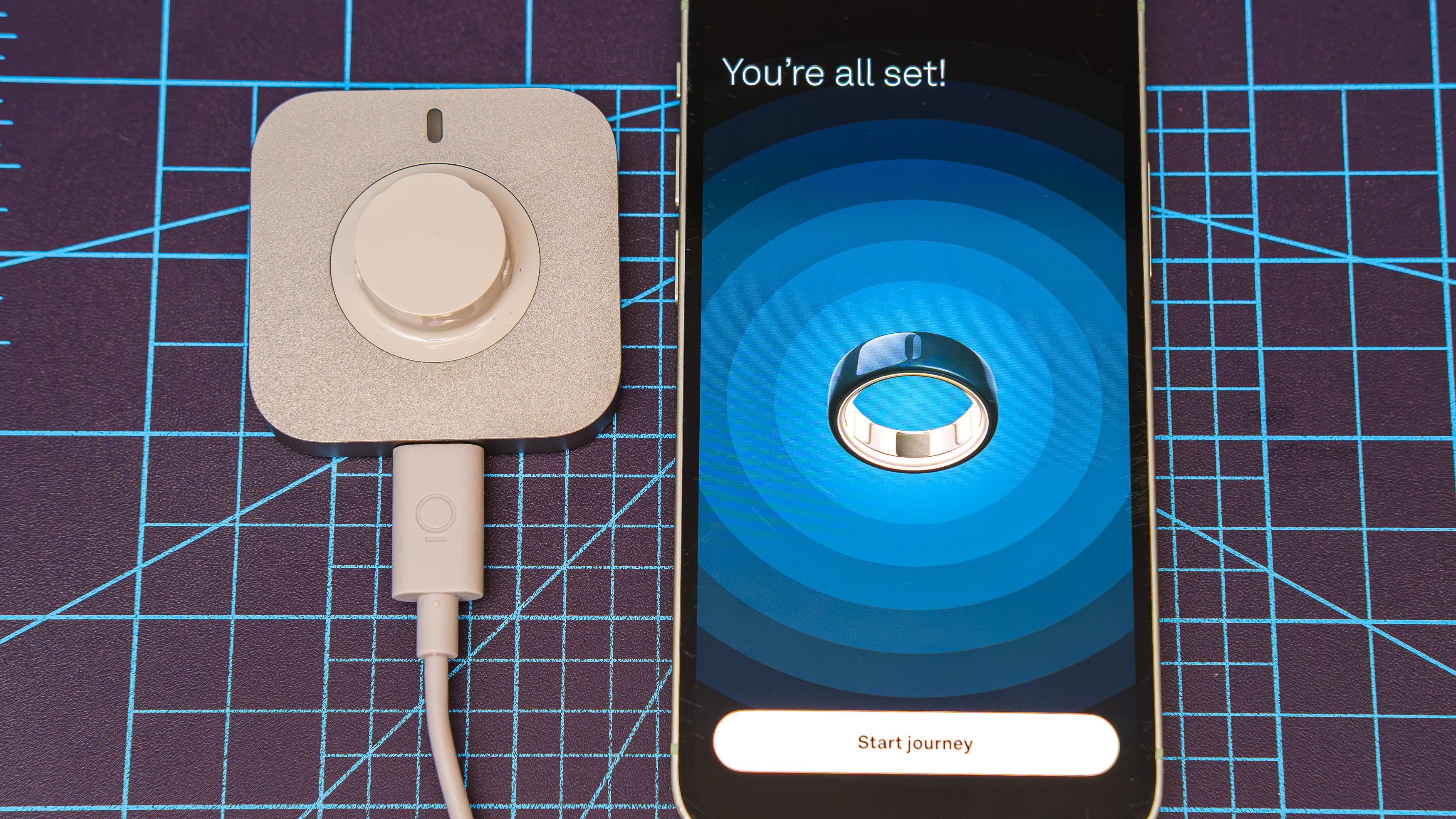 Oura Ring 4 Κεραμικό κοντινό πλάνο που δείχνει τη διαδικασία εγκατάστασης και σύζευξης χρησιμοποιώντας ένα iPhone