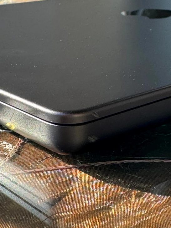 Το M5 MacBook Pro έπεσε πάνω από αυτοκίνητο και βγήκε σχετικά αλώβητο