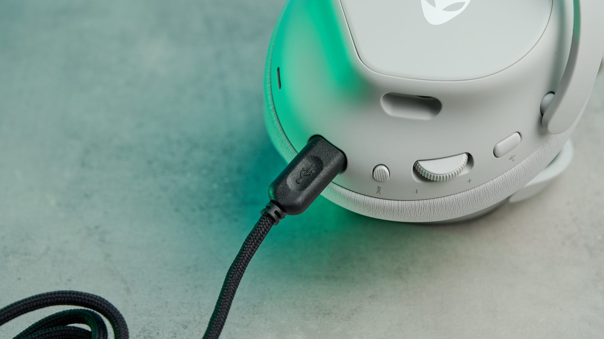 Ανακαλύψτε το Alienware Pro Wireless Gaming Headset: Το πιο Άνετο Αυτί για Gaming που Έχετε Δοκιμάσει Ποτέ! A lunar light white Alienware Pro Wireless Gaming Headset