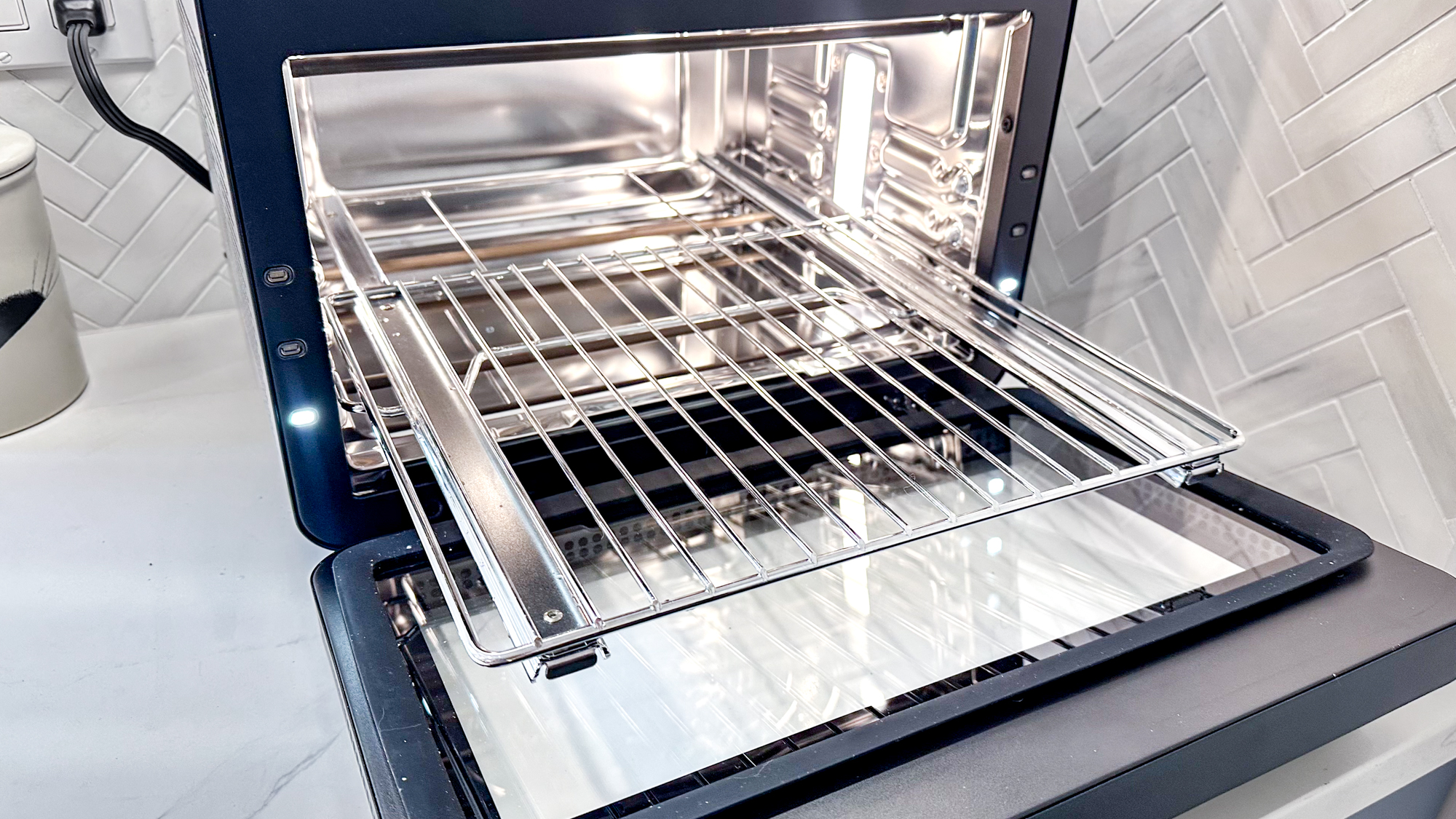 «Ανακαλύψτε τον ChefIQ MiniOven: Η Ανατρεπτική Κριτική του Τομ που Αλλάζει τα Πάντα στη Μαγειρική!» Μίνι Φούρνος CHEF iQ σε πάγκο κουζίνας