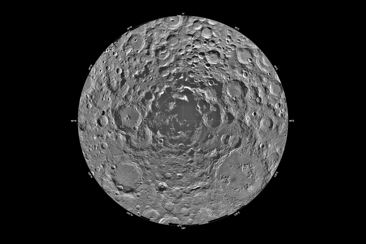 «Ανακαλύψτε τι αποκαλύπτει η Επιστήμη για το 2026 – Οι εκπλήξεις που αποκάλυψε το περιοδικό Nature!» Μονίμως σκιασμένοι κρατήρες στον νότιο πόλο της Σελήνης εκτιμάται ότι κρύβουν μεγάλες ποσότητες νερού (NASA/JPL/USGS)