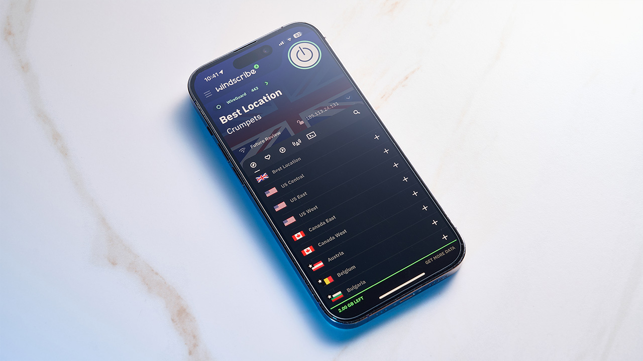 Η εφαρμογή Windscrib VPN είναι ανοιχτή σε iPhone. Το τηλέφωνο είναι ξαπλωμένο σε μια λευκή, επίπεδη επιφάνεια