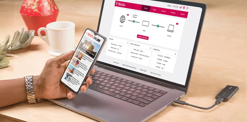 Συσκευή TCL 5G RedCap συνδεδεμένη σε φορητό υπολογιστή.