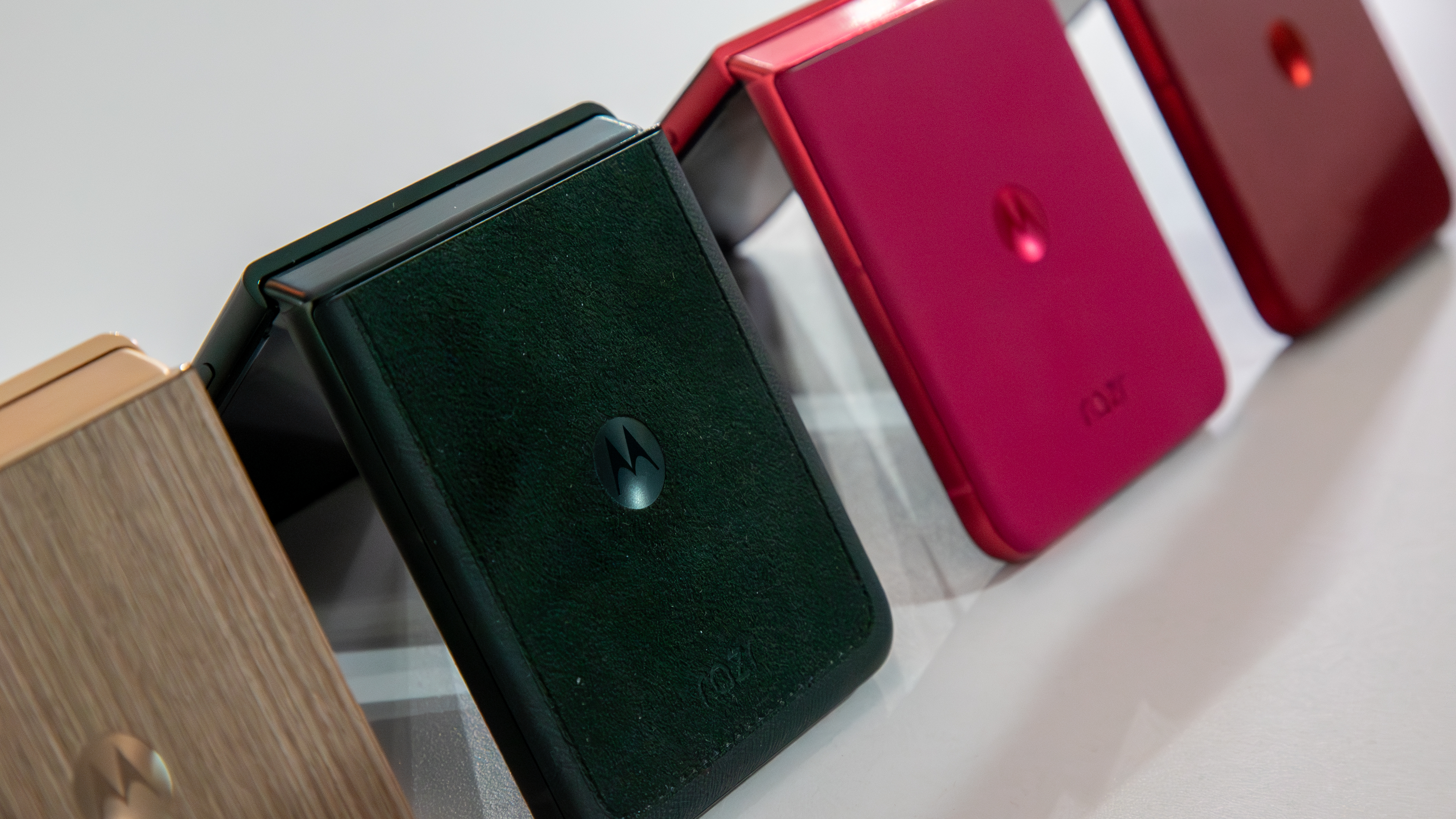 Το στάδιο είναι έτοιμο για ένα πολύ καλύτερο Motorola Razr Ultra το 2026 και ανυπομονώ να δω πώς θα βελτιώσει το αναμφισβήτητα καλύτερο flip phone του 2025. Δείτε πώς το Galaxy Z Flip 7 και οι τρέχουσες τάσεις στα smartphone μπορούν κυριολεκτικά να βοηθήσουν στη διαμόρφωση του επόμενου Razr Διαφορετικά χρώματα του Razr Ultra 2025