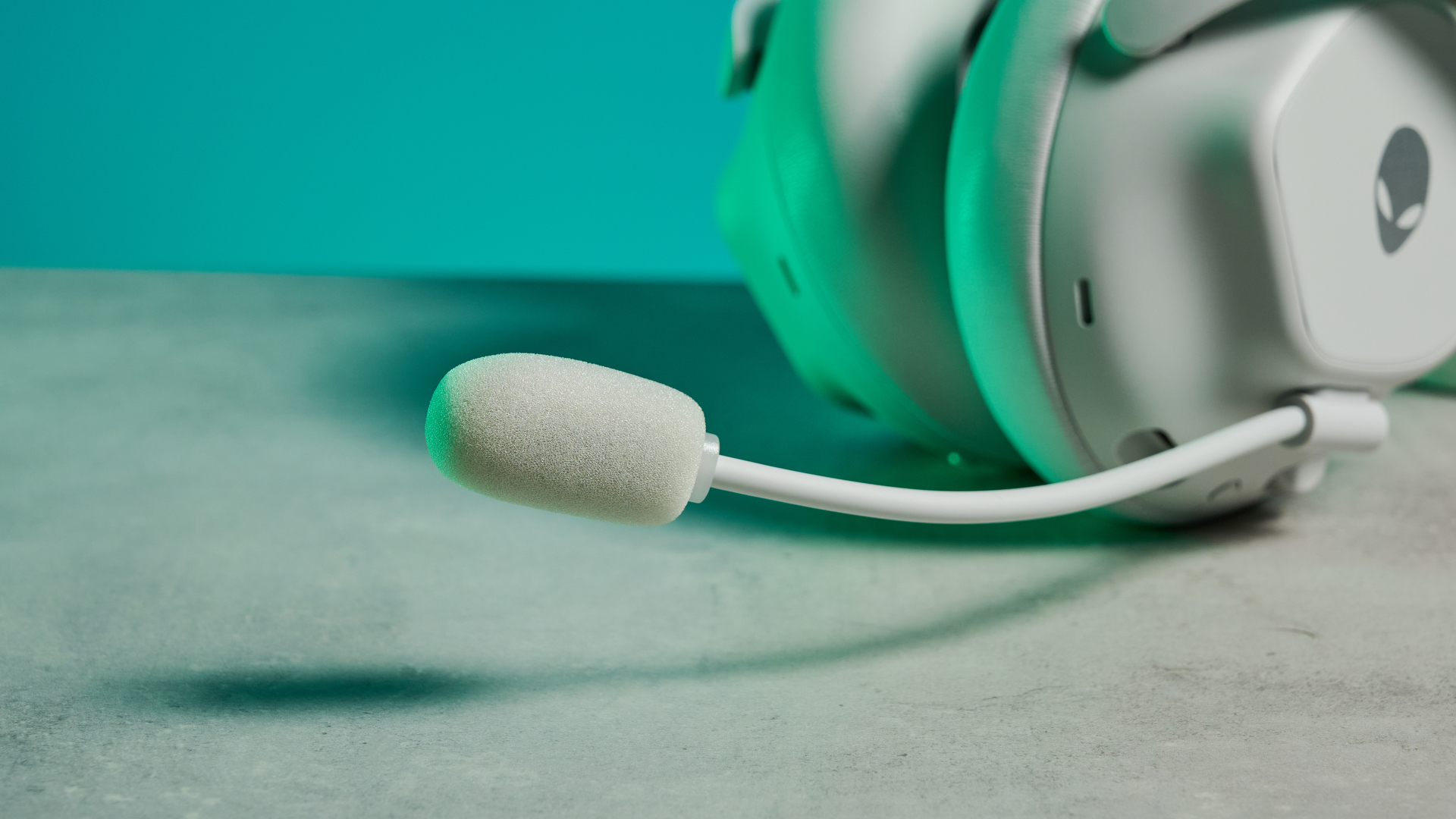 Ανακαλύψτε το Alienware Pro Wireless Gaming Headset: Το πιο Άνετο Αυτί για Gaming που Έχετε Δοκιμάσει Ποτέ! A lunar light white Alienware Pro Wireless Gaming Headset