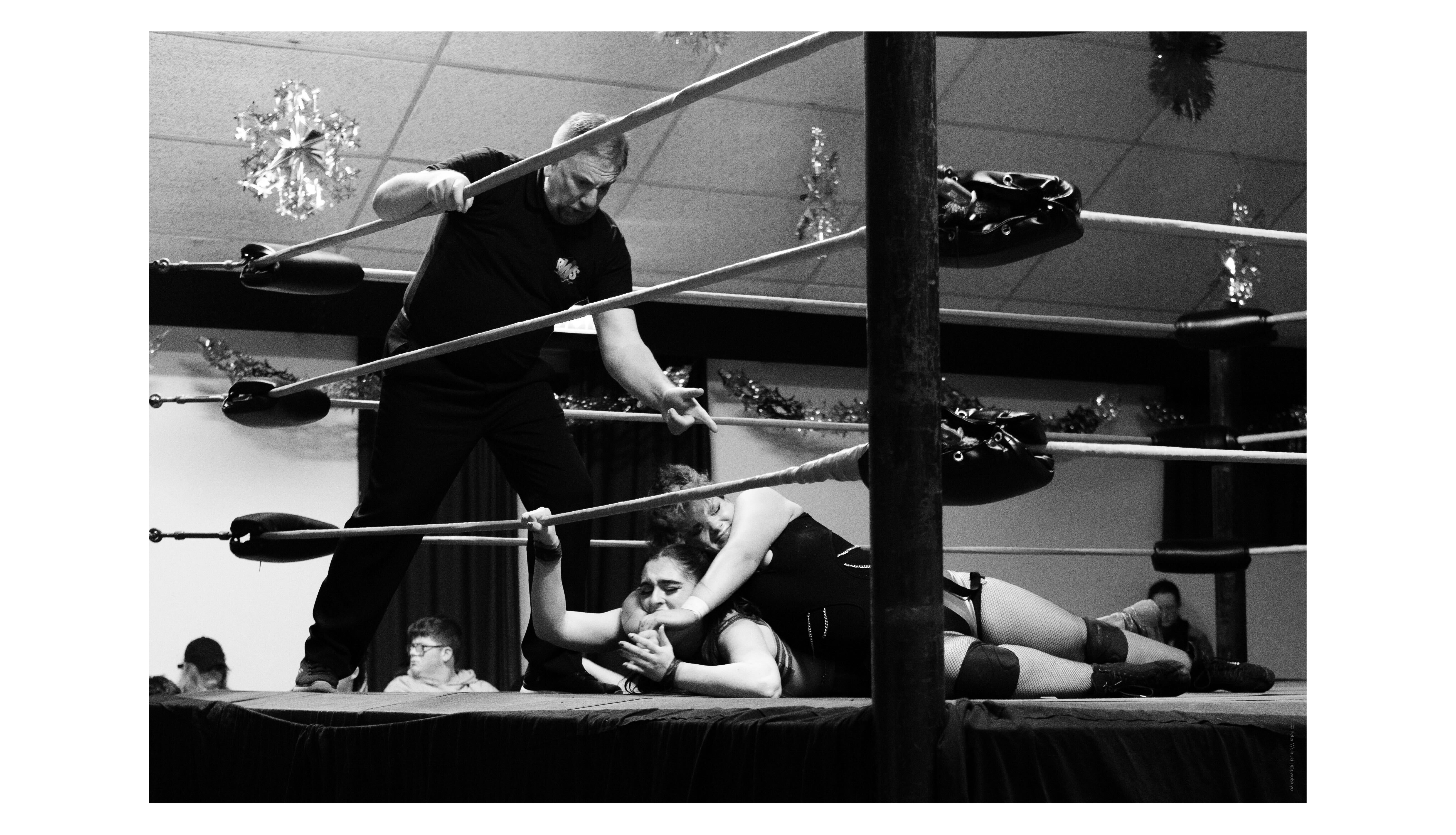 Ασπρόμαυρη φωτογραφία αγώνα πάλης