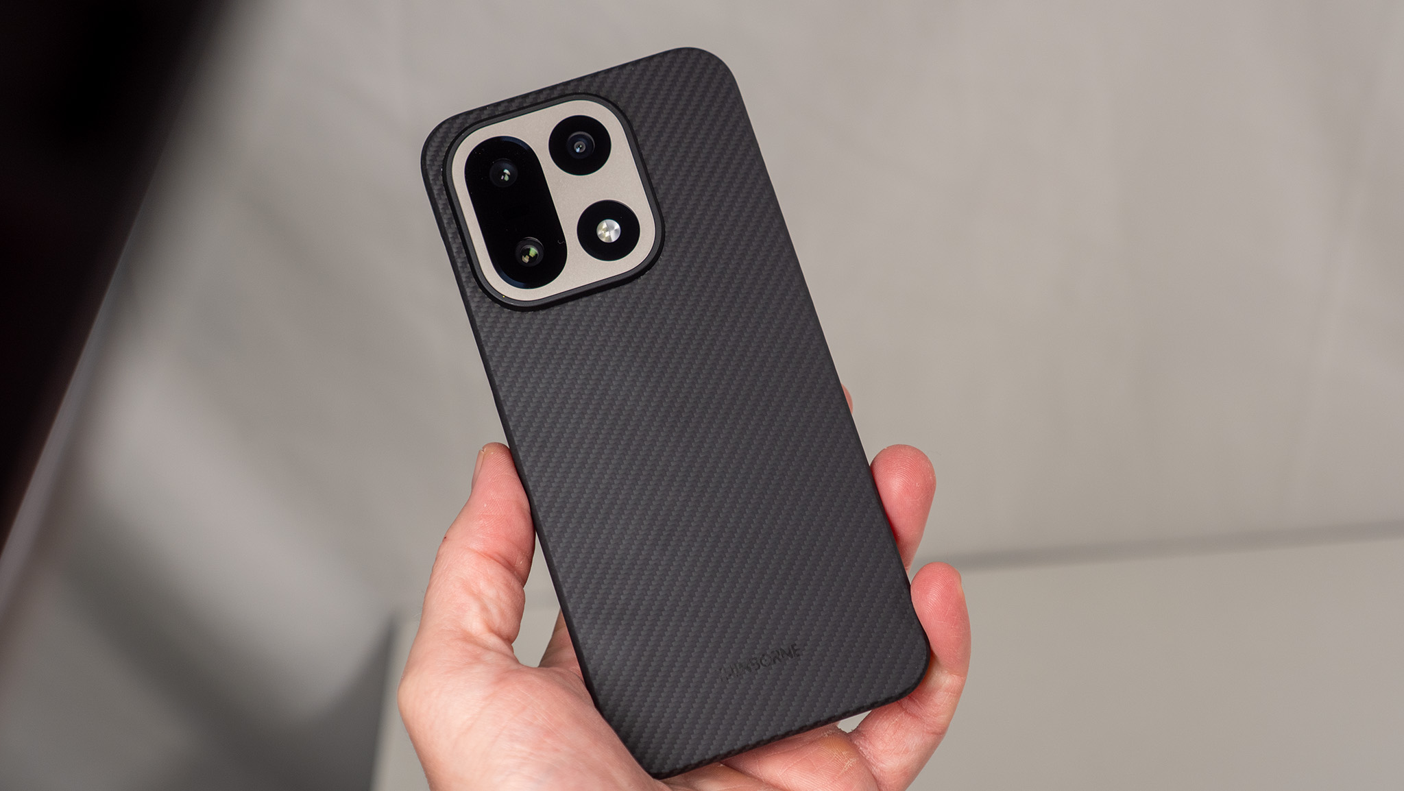 Αυτή η μινιμαλιστική θήκη διόρθωσε σχεδόν κάθε πρόβλημα που είχα με τη σχεδίαση του OnePlus 15 και τώρα είναι επιτέλους διαθέσιμη μαζί με το τηλέφωνο Η θήκη Thinborne για το OnePlus 15