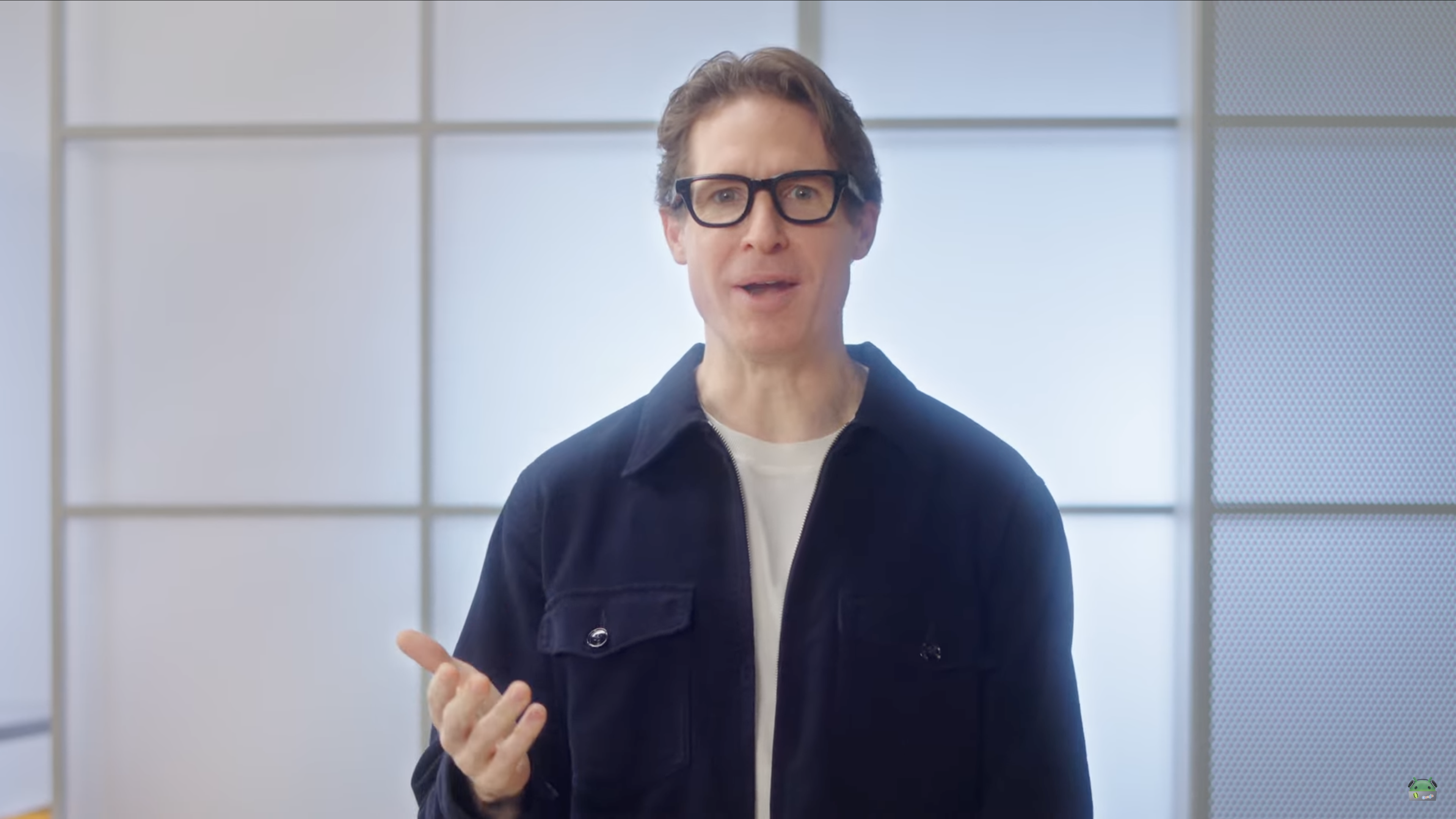 Μια φωτογραφία από το Android Show: XR Edition που δείχνει τον Juston Payne να φορά τα πρωτότυπα γυαλιά της Google