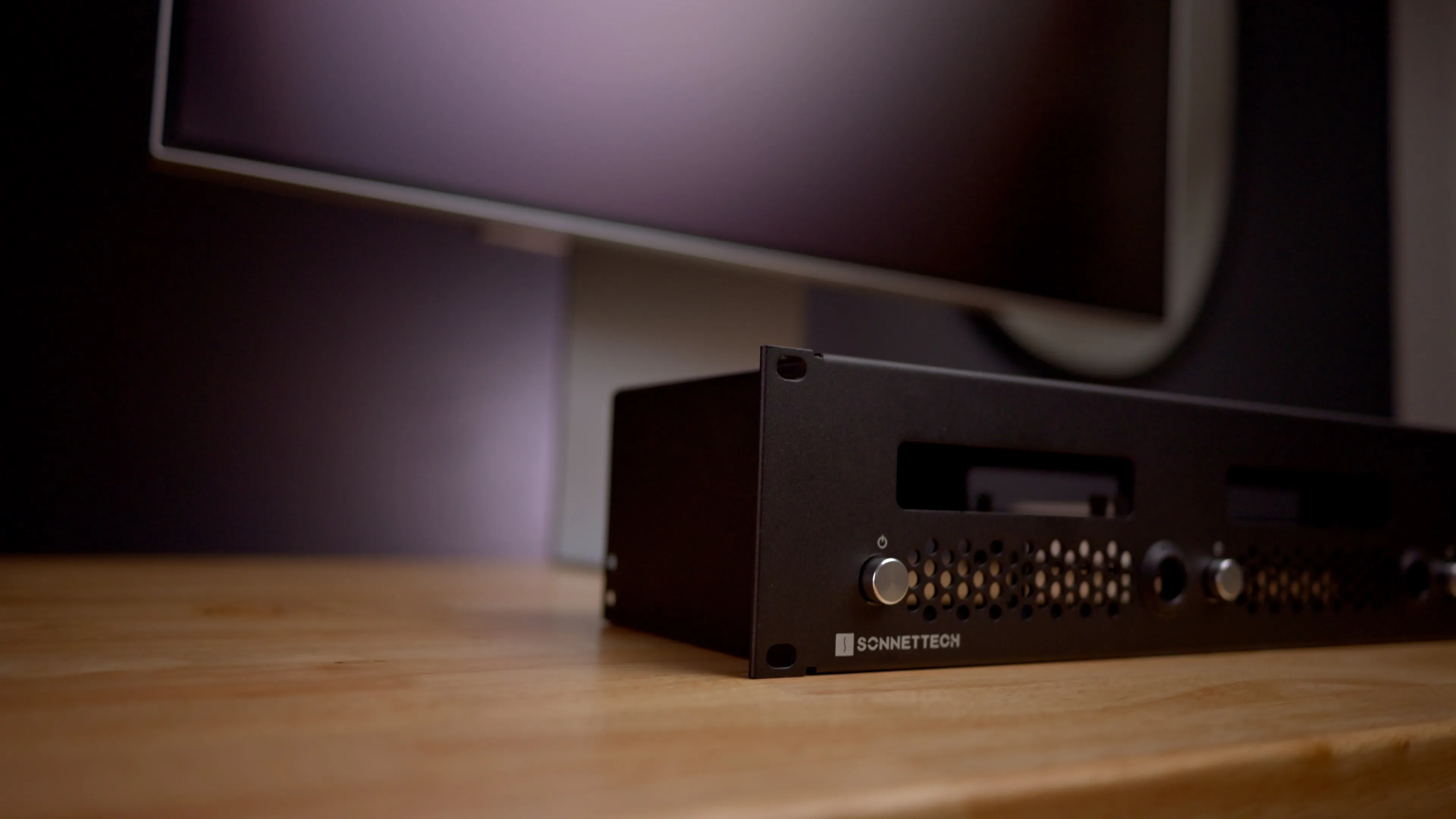 Μίνι περίβλημα Sonnet RackMac σε επιφάνεια εργασίας