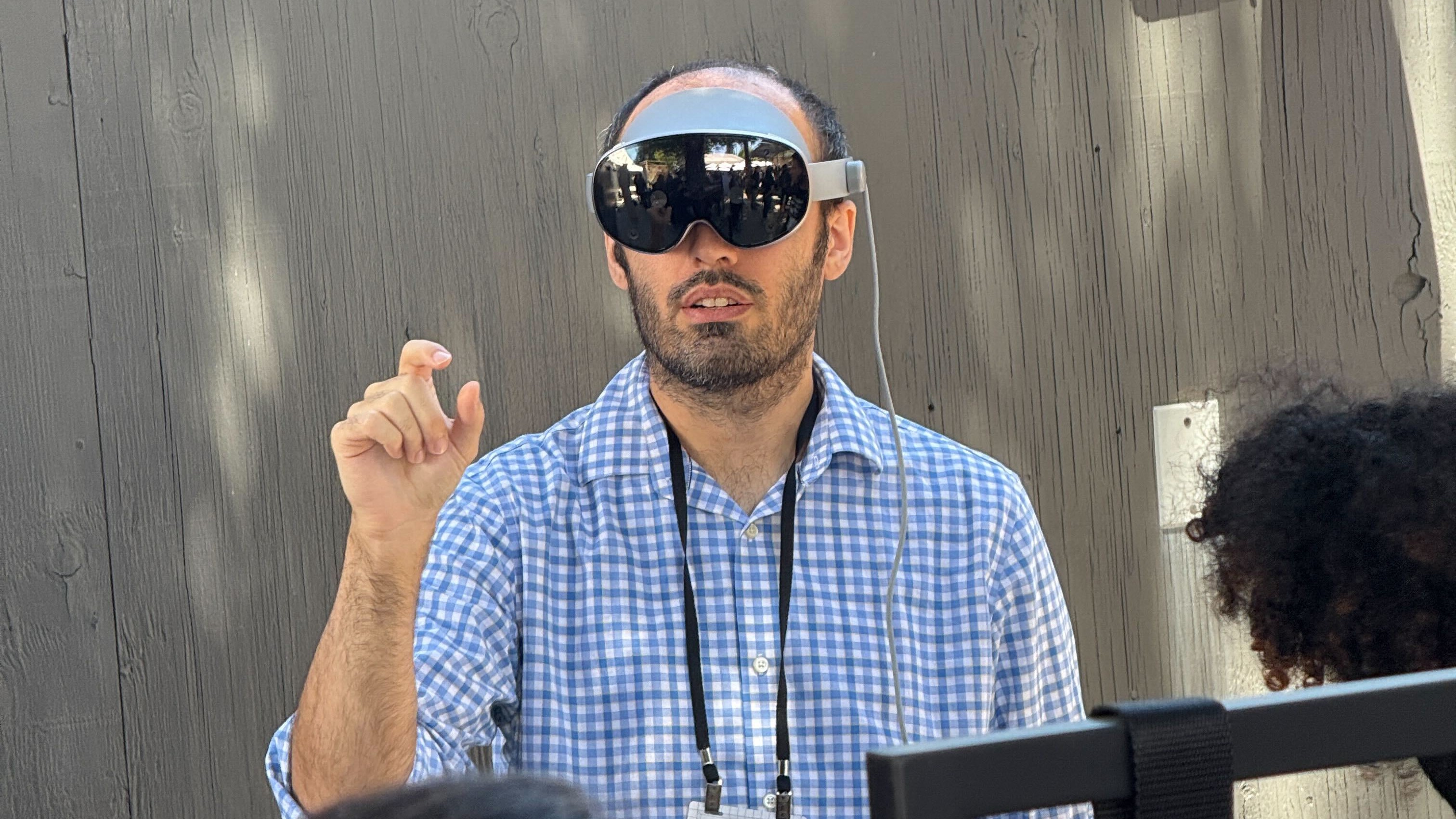 Ο Michael Hicks δοκιμάζει το Android XR στο Samsung Project Moohan στο Google I/O 2025