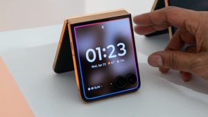 Το στάδιο είναι έτοιμο για ένα πολύ καλύτερο Motorola Razr Ultra το 2026 και ανυπομονώ να δω πώς θα βελτιώσει το αναμφισβήτητα καλύτερο flip phone του 2025. Δείτε πώς το Galaxy Z Flip 7 και οι τρέχουσες τάσεις στα smartphone μπορούν κυριολεκτικά να βοηθήσουν στη διαμόρφωση του επόμενου Razr