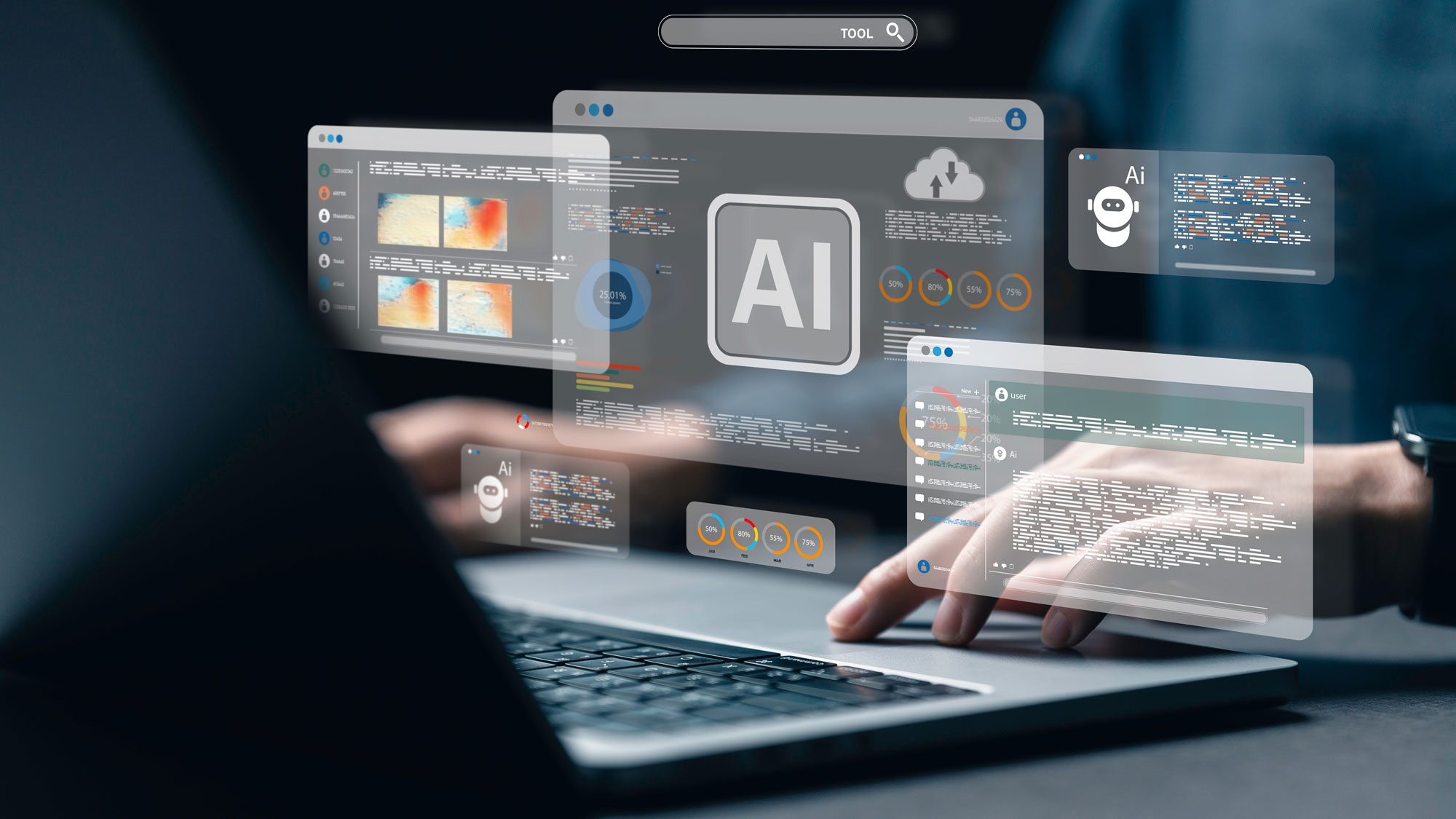 Άτομο σε φορητό υπολογιστή που εργάζεται χρησιμοποιώντας εργαλεία AI